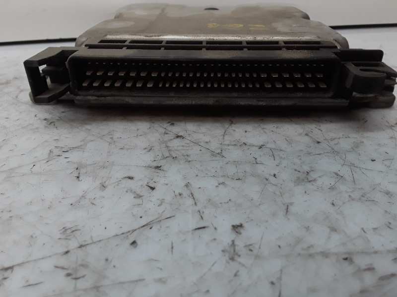 Boîtier moteur uce 0281010250 de Peugeot 206 hatchback (2a/c) 1999-2001 - pieza usada