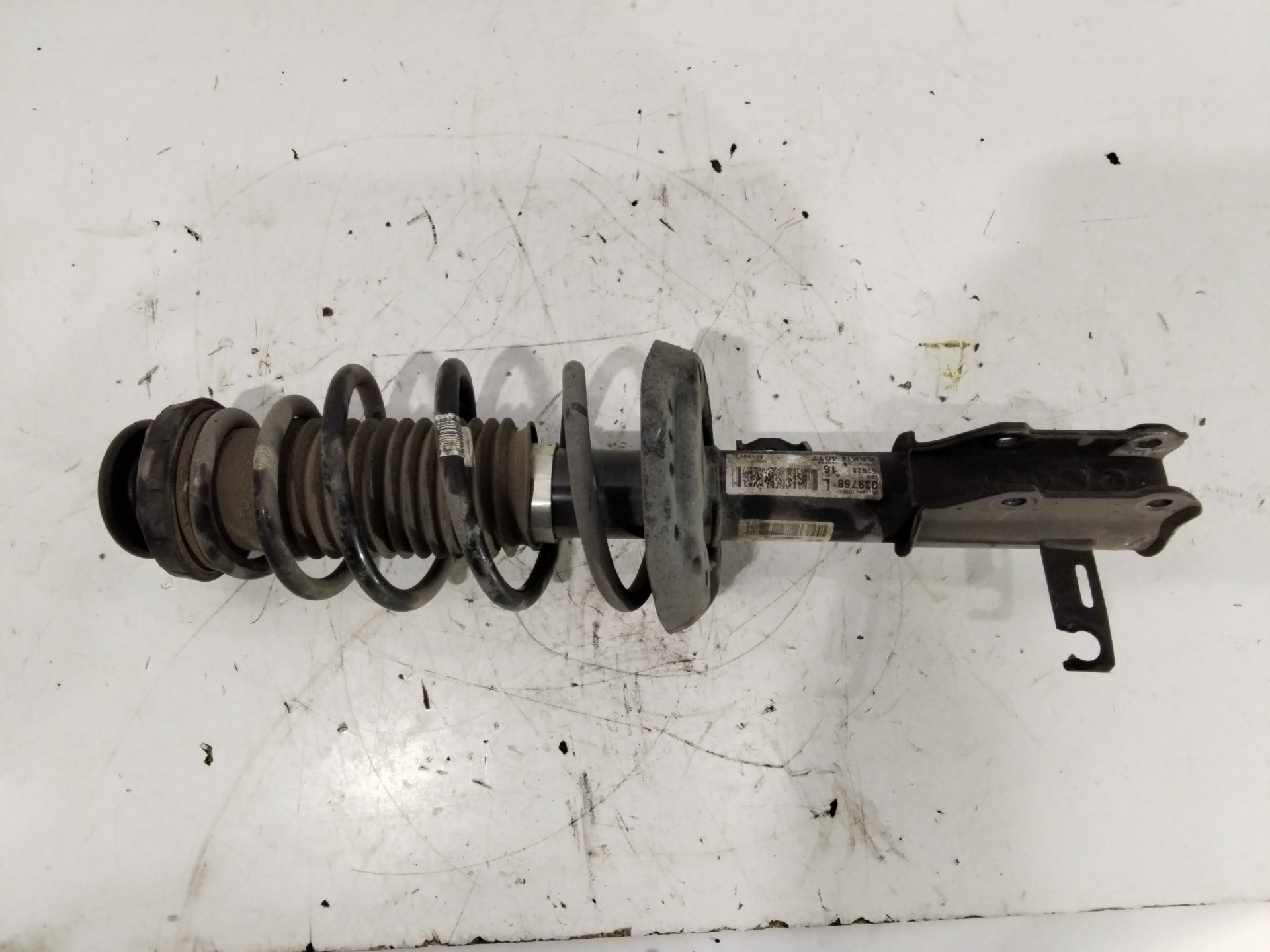 Amortecedor frente esquerdo 13474017 de Opel Astra j sedán 2012-2015 - pieza usada