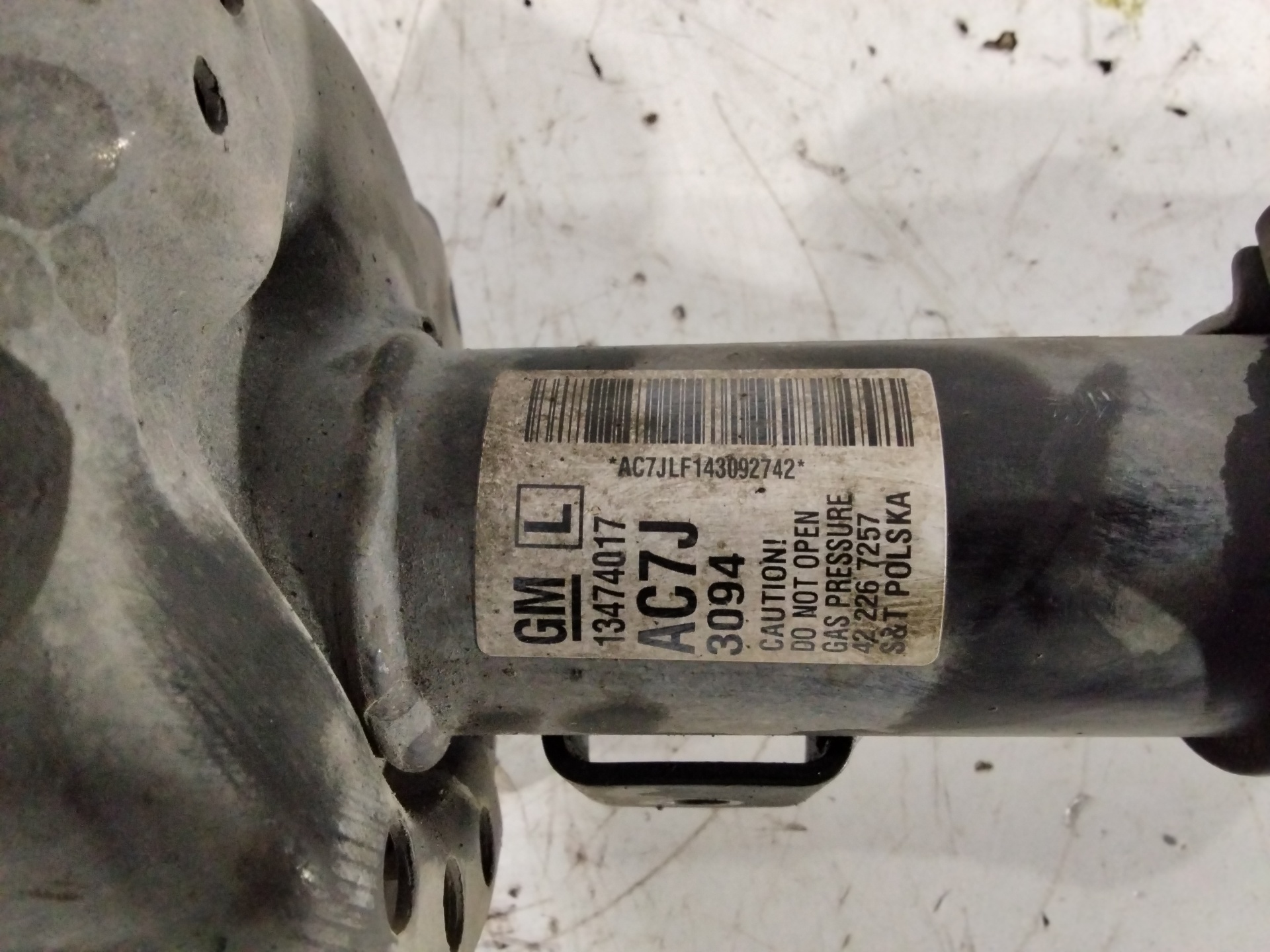Amortecedor frente esquerdo 13474017 de Opel Astra j sedán 2012-2015 - pieza usada