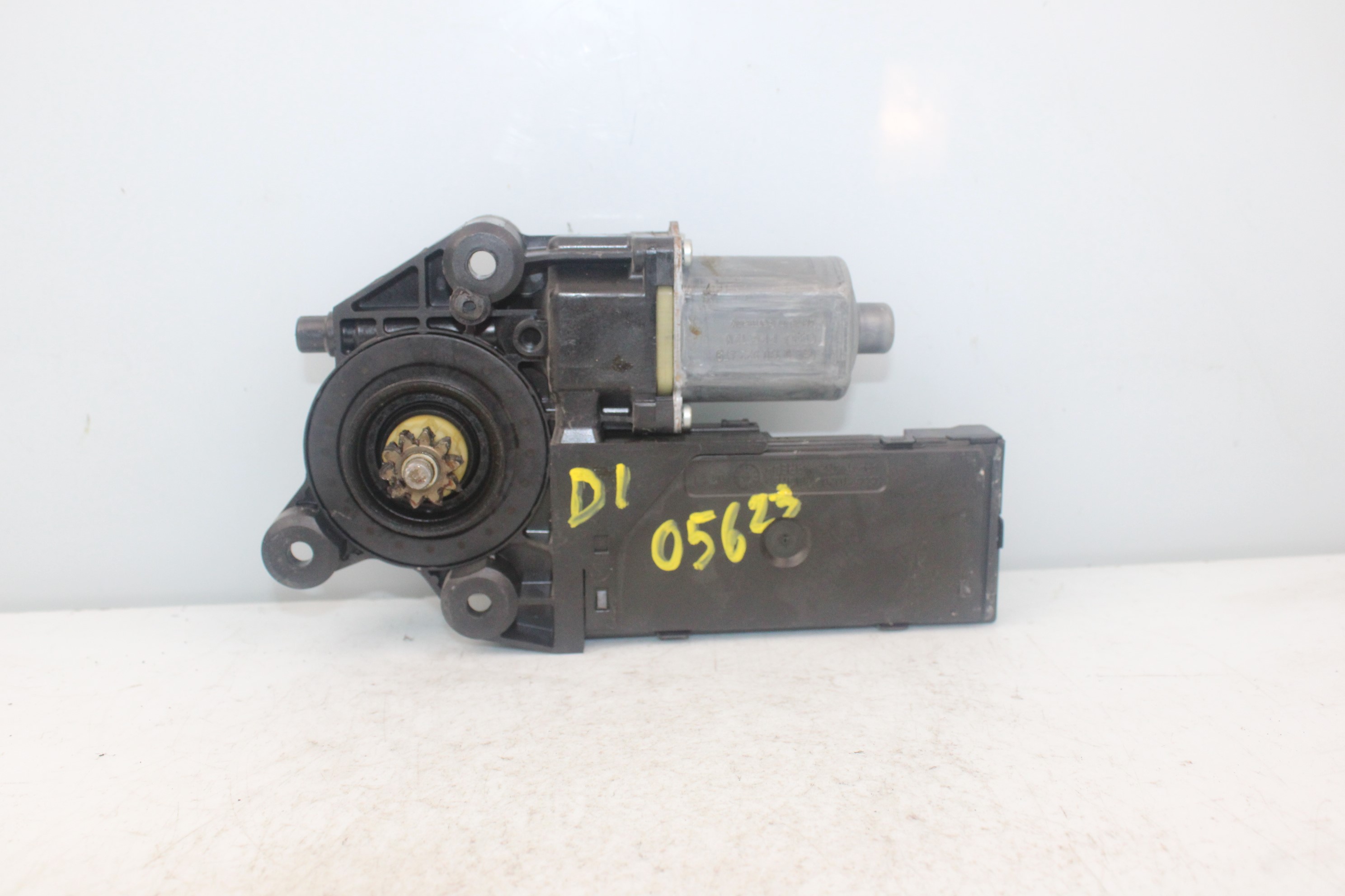 RENAULT Scenic 3 generation (2009-2015) Front Left Door Window Regulator Motor 0130822479 23795627