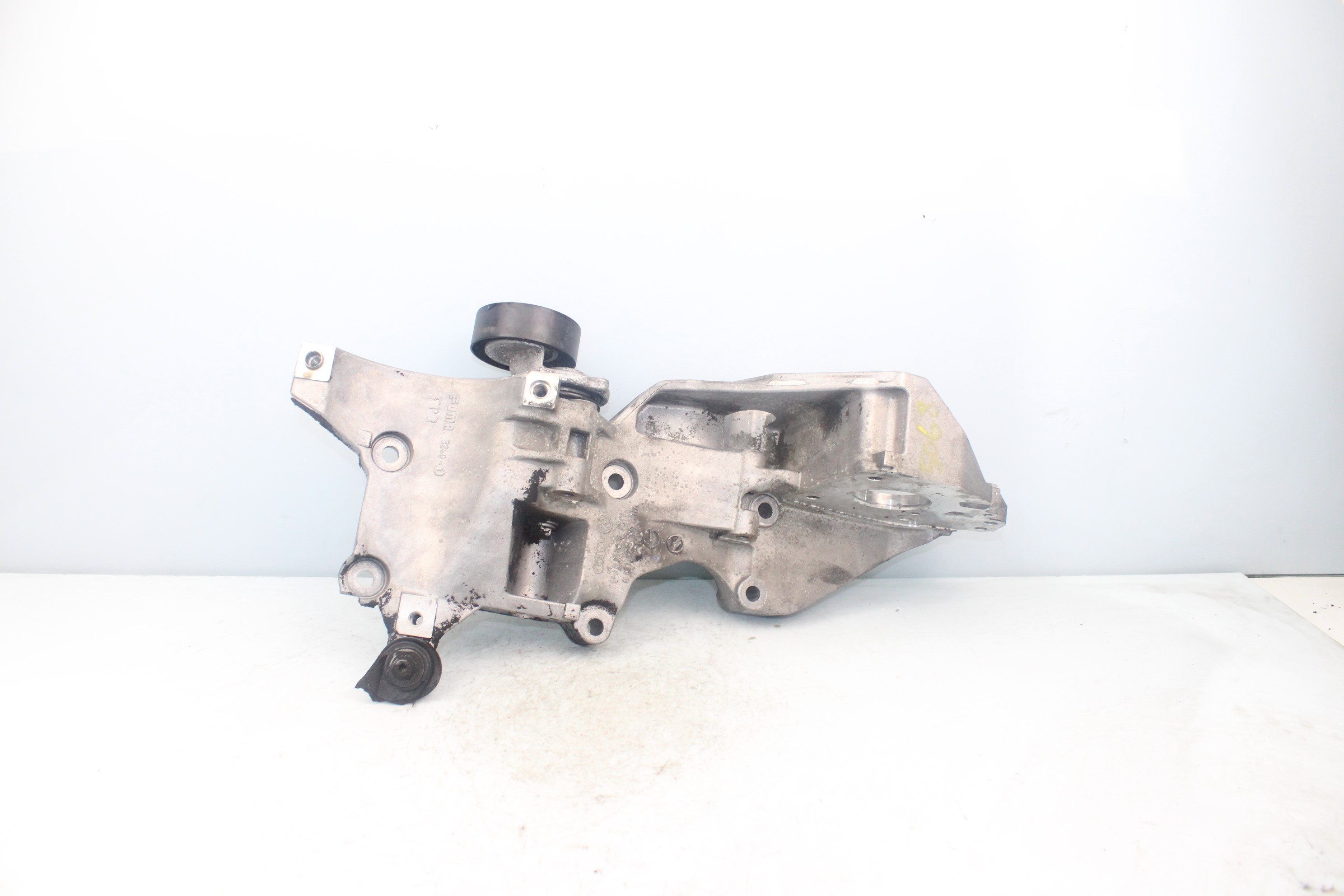 VOLKSWAGEN Passat Variant 1 generation (2010-2024) Alternator bracket 03L903139D 22868259