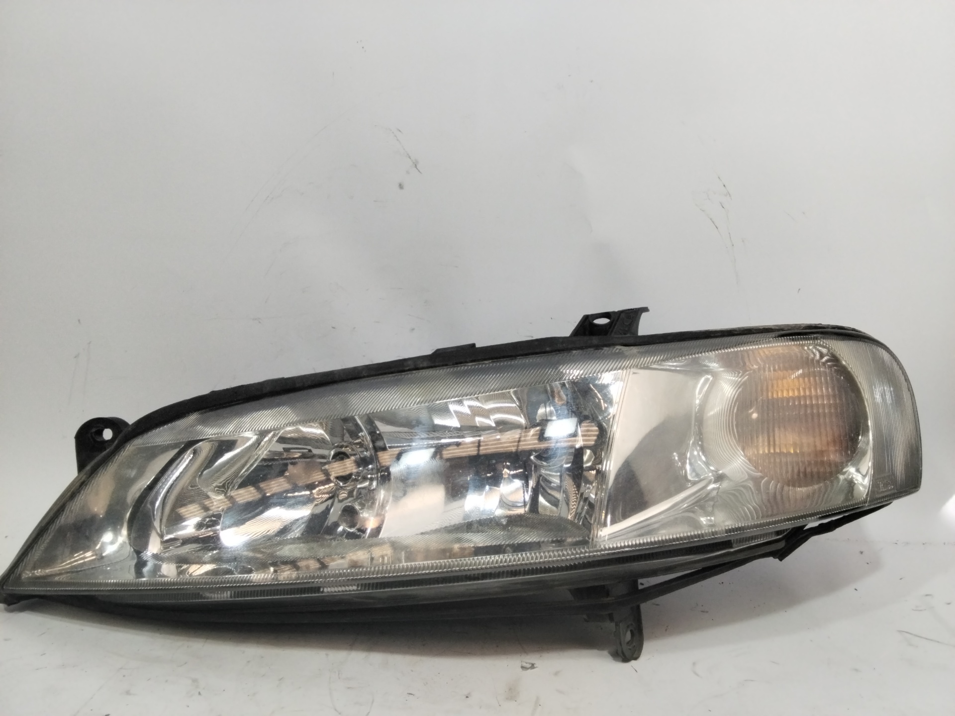 Faro izquierdo X18XE1 90586844 de Opel Vectra 1995-0 - pieza usada