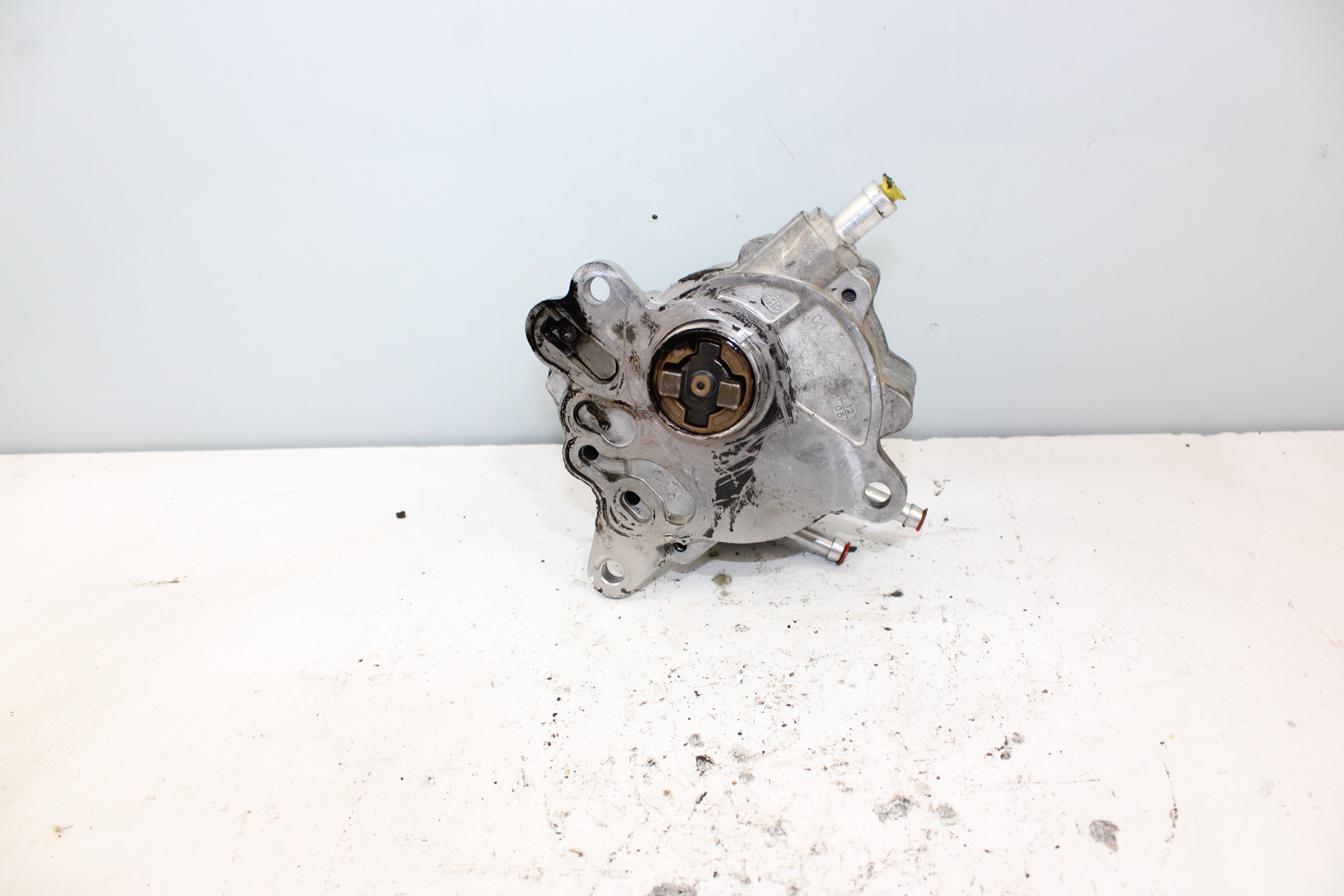 AUDI A4 B7/8E (2004-2008) Vacuum Pump 03G145209 25279970