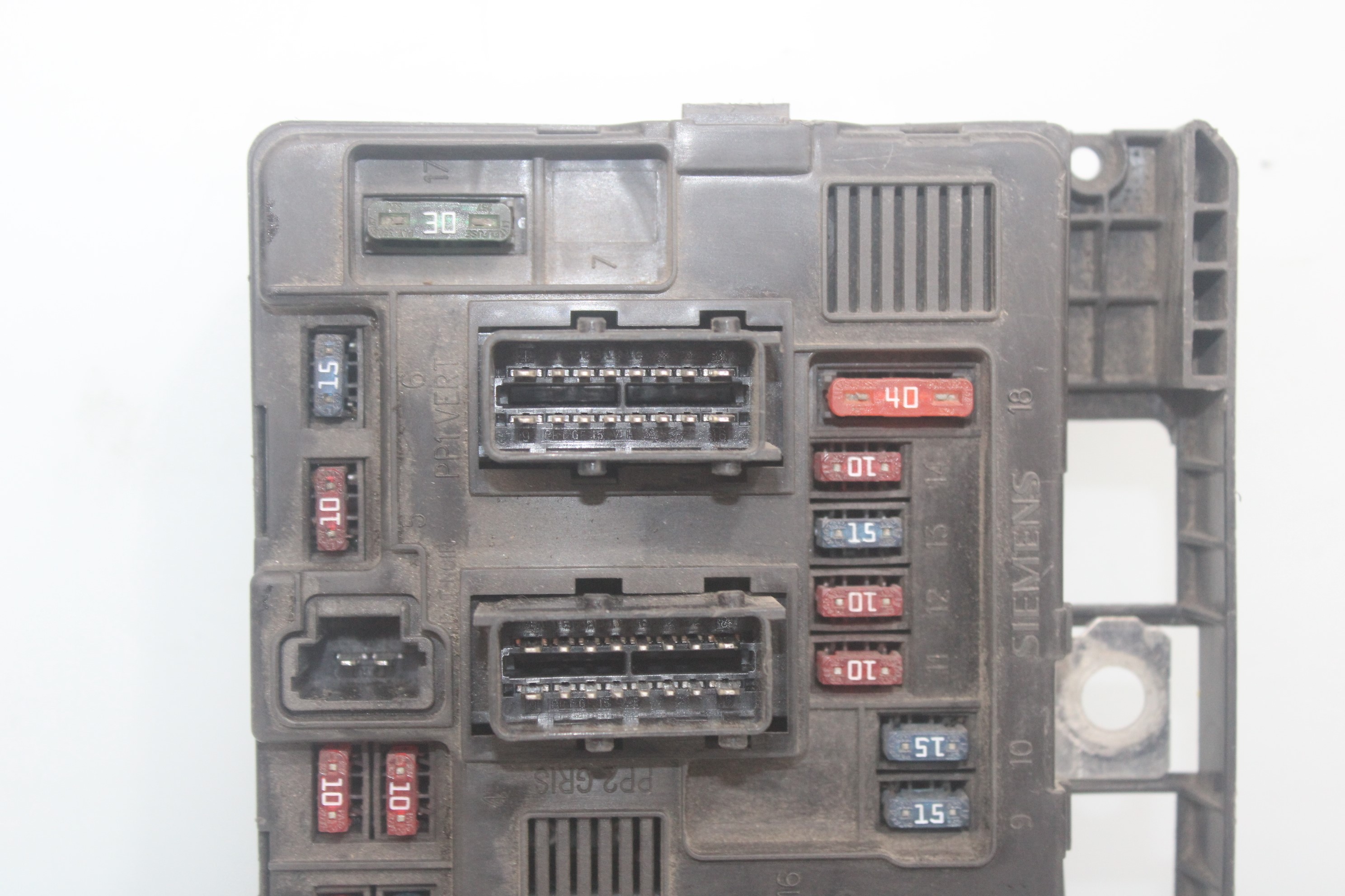 Caja de relés / fusibles 8HXDV4TD,8HZ,8HX 964349888000 de Citroen C3 ii (sc_) 2009-2016 68 CV - pieza usada
