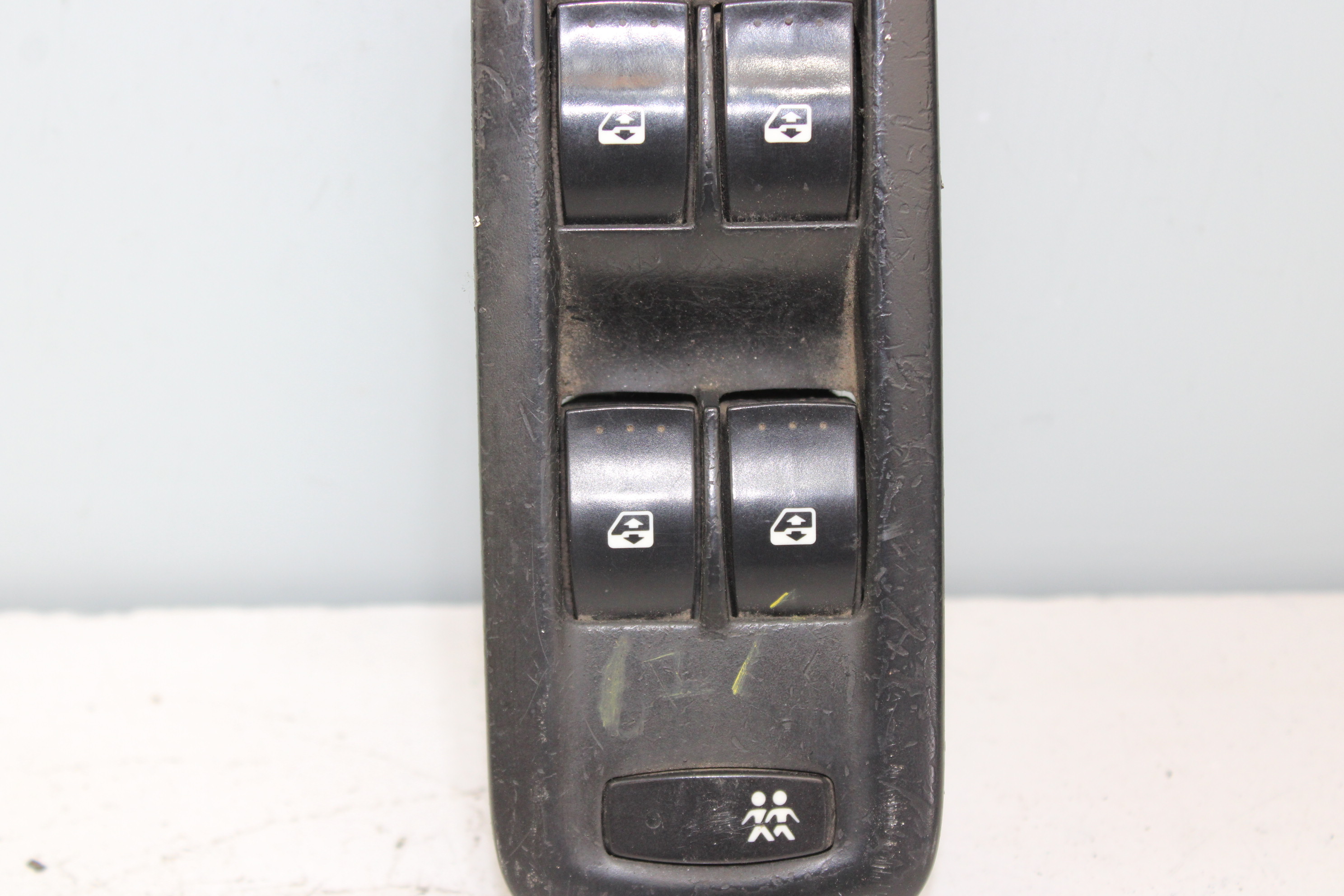 RENAULT Front Left Door Window Switch 156018070 25368014