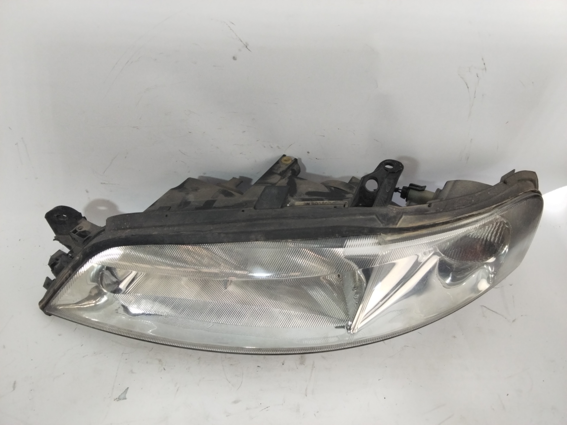Faro izquierdo X18XE1 90586844 de Opel Vectra 1995-0 - pieza usada