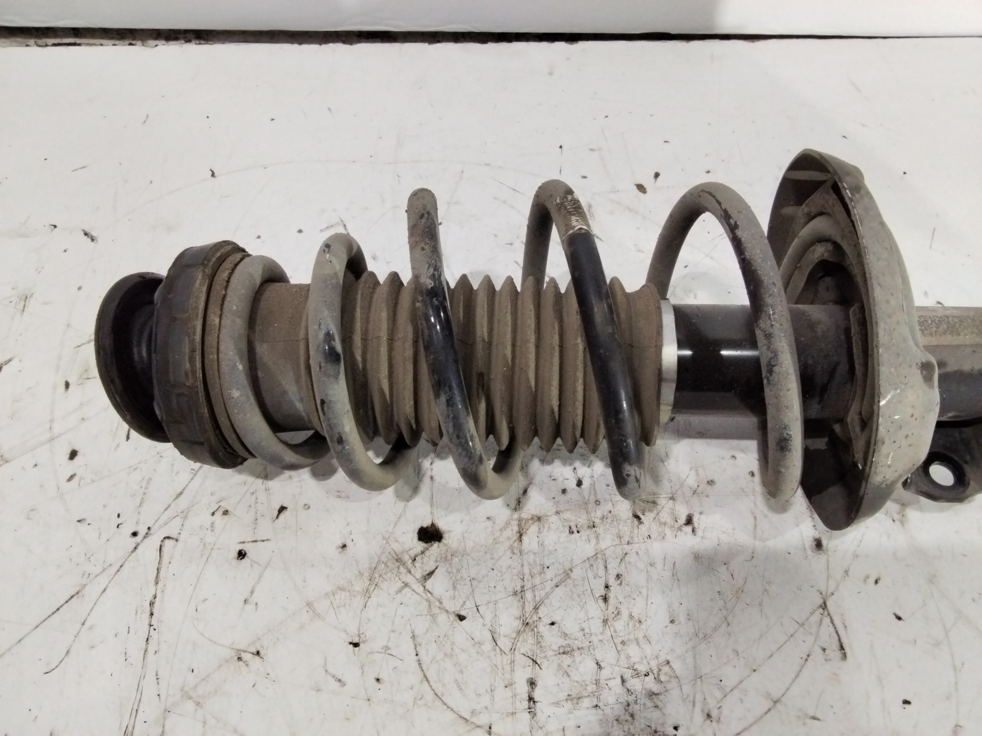 Amortiguador delantero derecho 13474018 de Opel Astra j sedán 2012-2015 - pieza usada