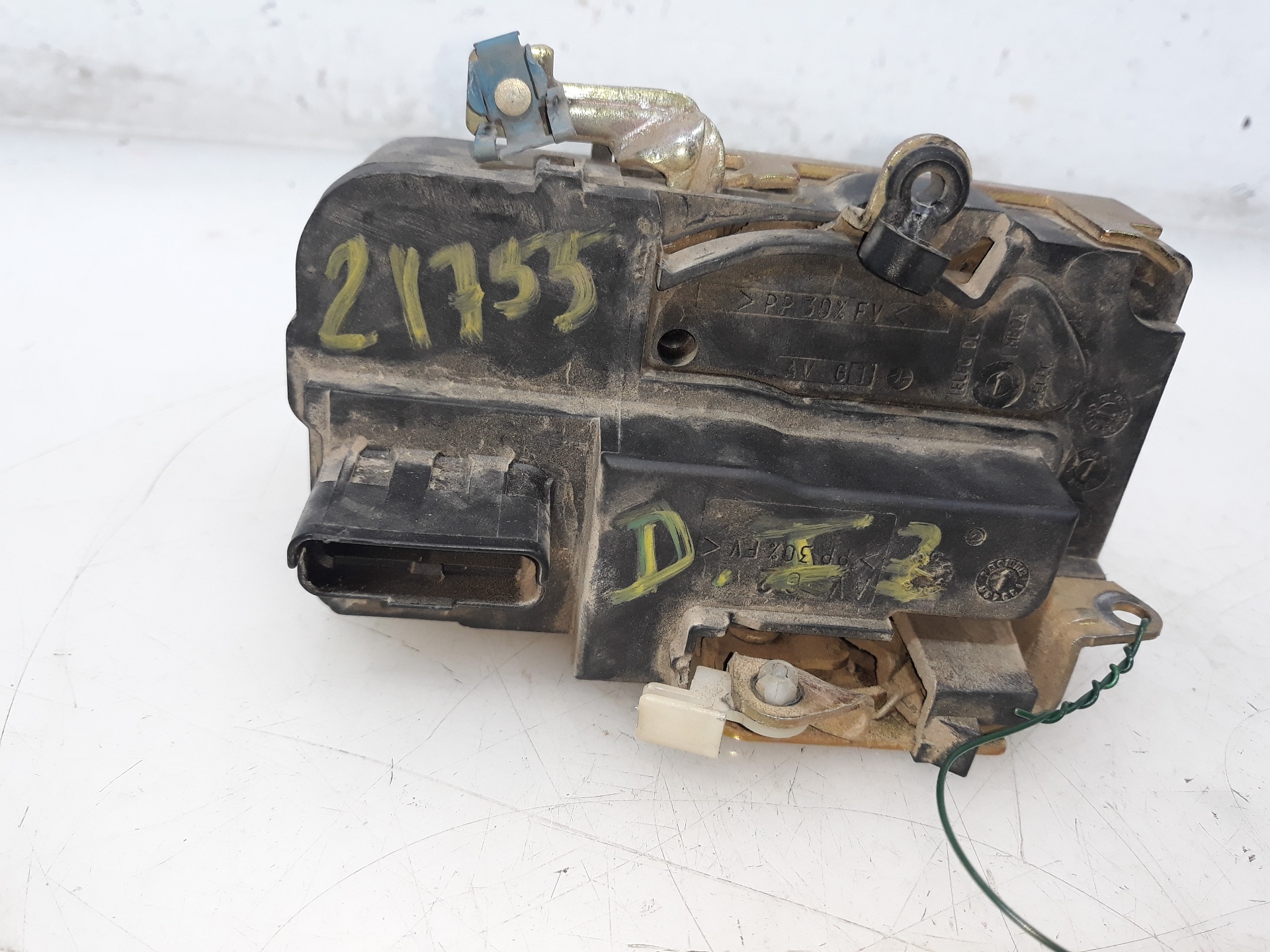 VOLKSWAGEN Front Right Door Lock 9136J4 19535763