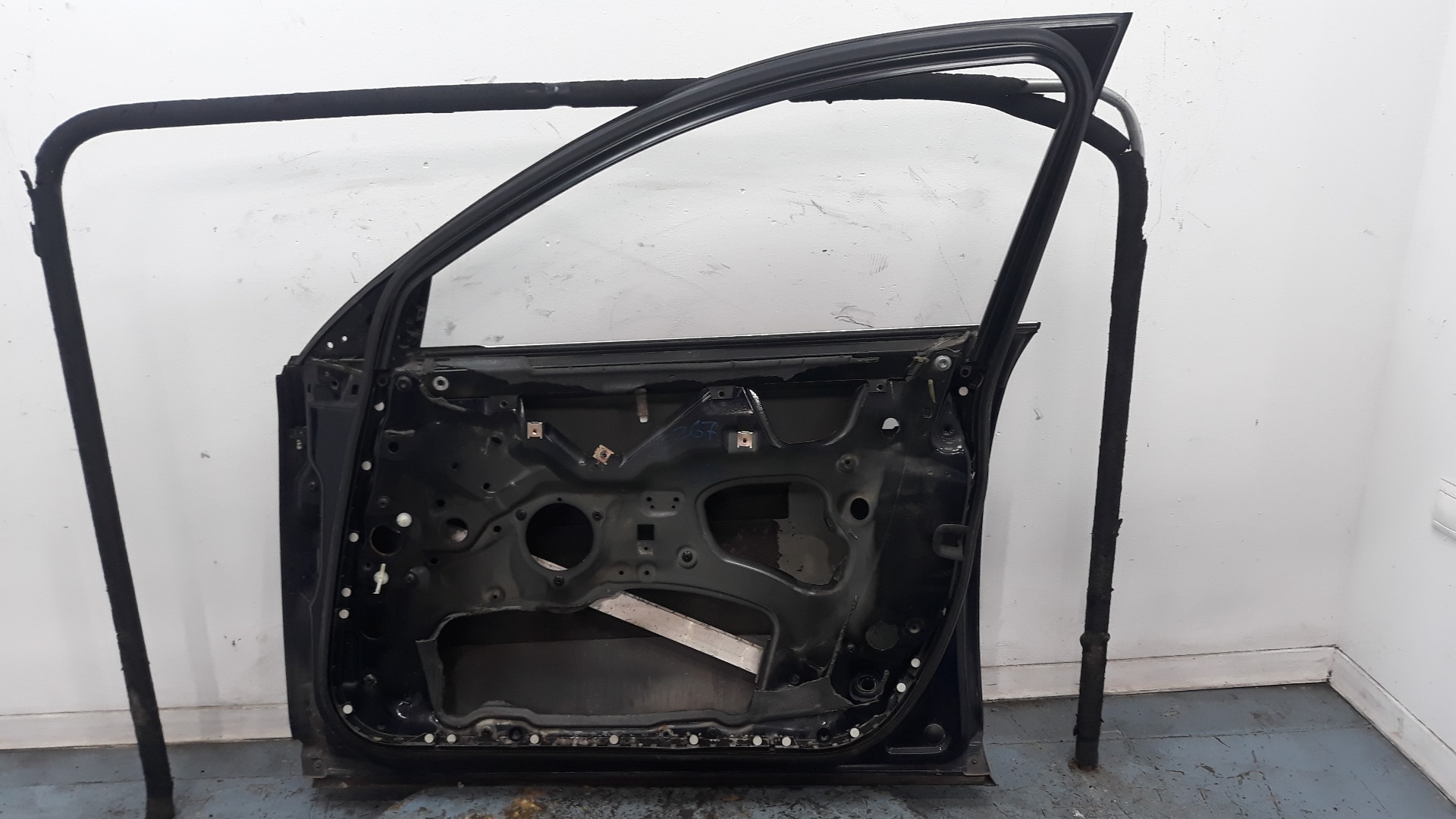 AUDI A6 C6/4F (2004-2011) Передняя правая дверь 4F0831052F, 4F0831052F 25211662