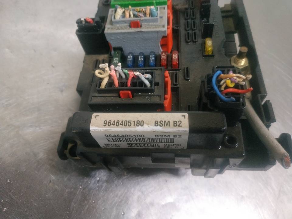 Caja de relés / fusibles NFUTU5JP4,NFU 9646405180 de Peugeot 307 2006-2008 - pieza usada