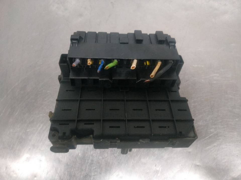 Caja de relés / fusibles NFUTU5JP4,NFU 9646405180 de Peugeot 307 2006-2008 - pieza usada