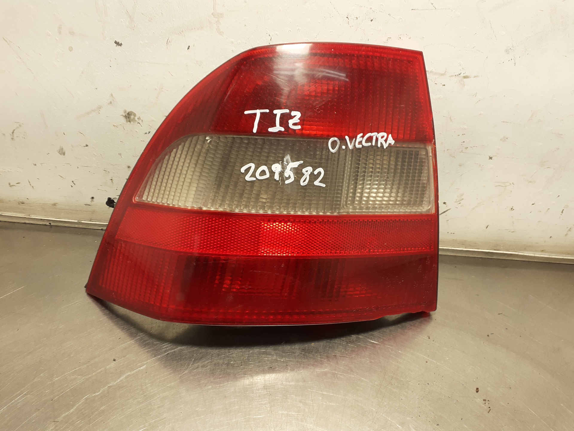 Piloto trasero izquierdo X20DTH 90568047 de Opel Vectra b hatchback (j96) 1995-0