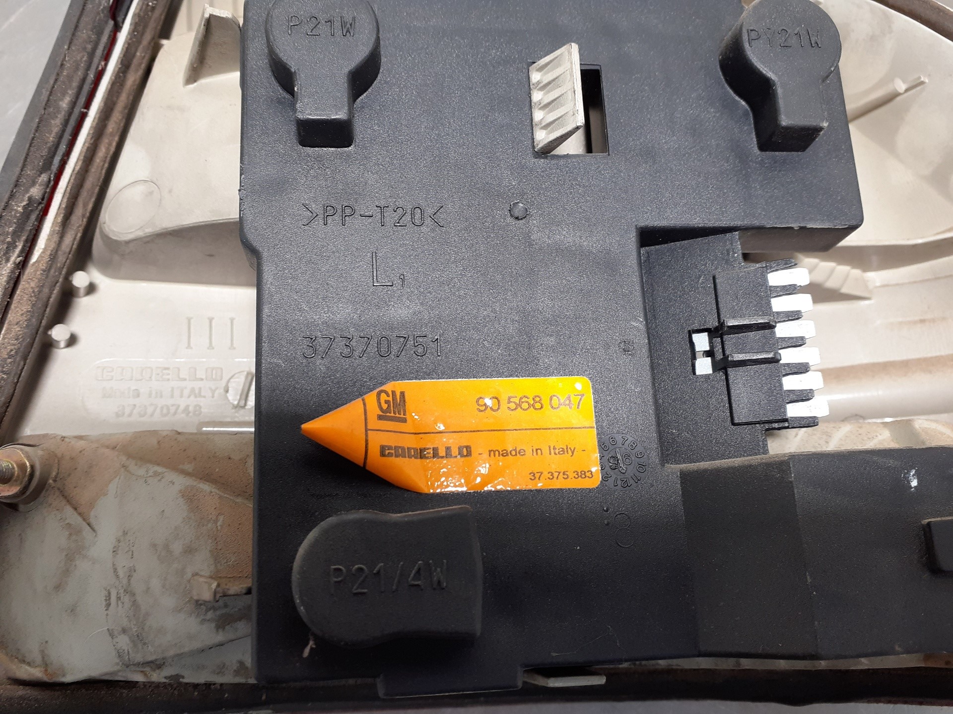 Piloto trasero izquierdo X20DTH 90568047 de Opel Vectra b hatchback (j96) 1995-0 - pieza usada
