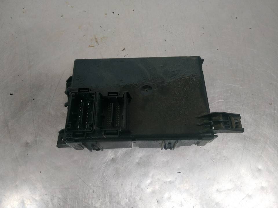 Caja de relés / fusibles 13142241 de Opel Corsa 2006-2010