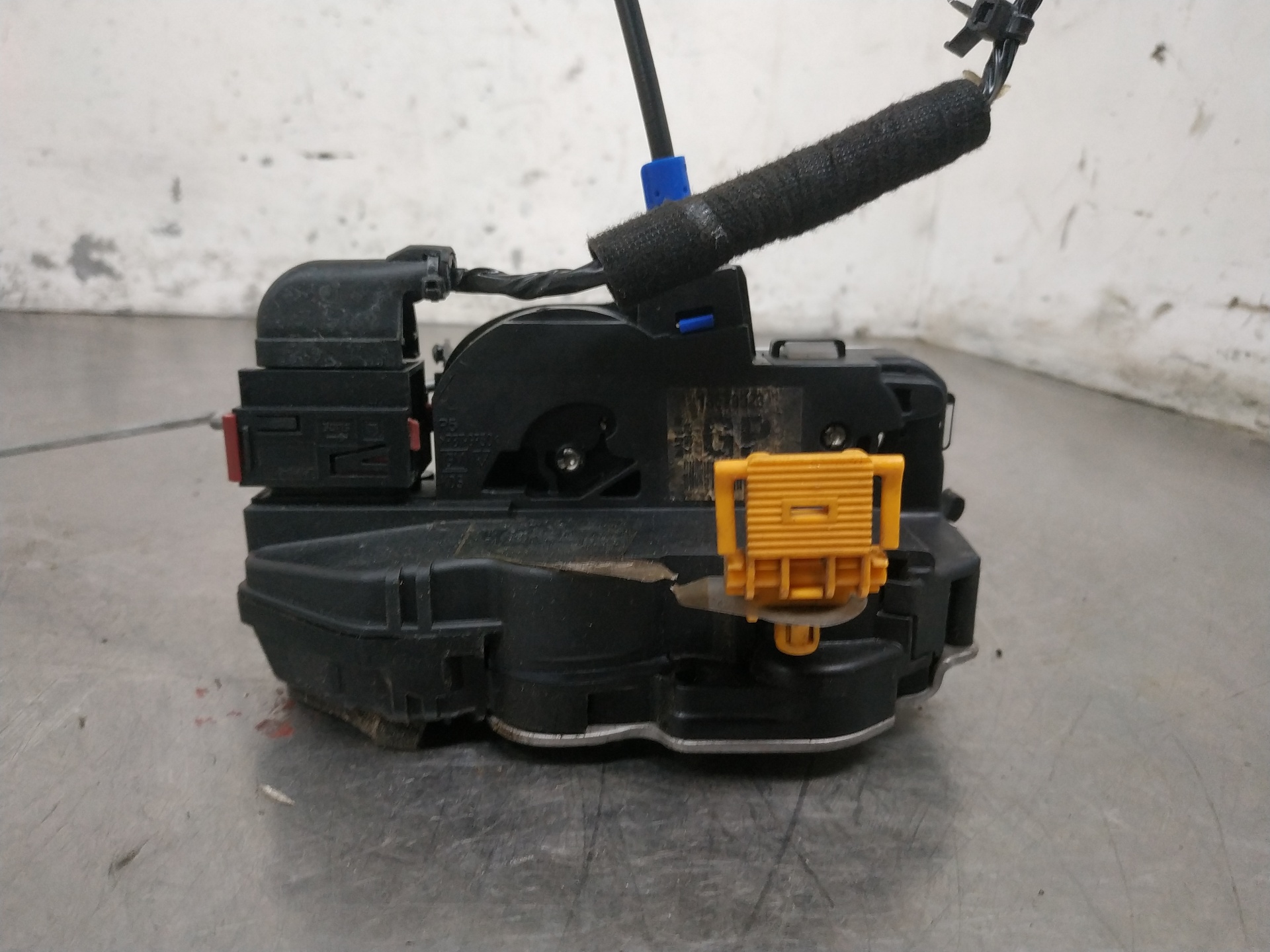 Türschloss vorne rechts A17DTS 13579523 de Opel Astra 2009-2011 - pieza usada