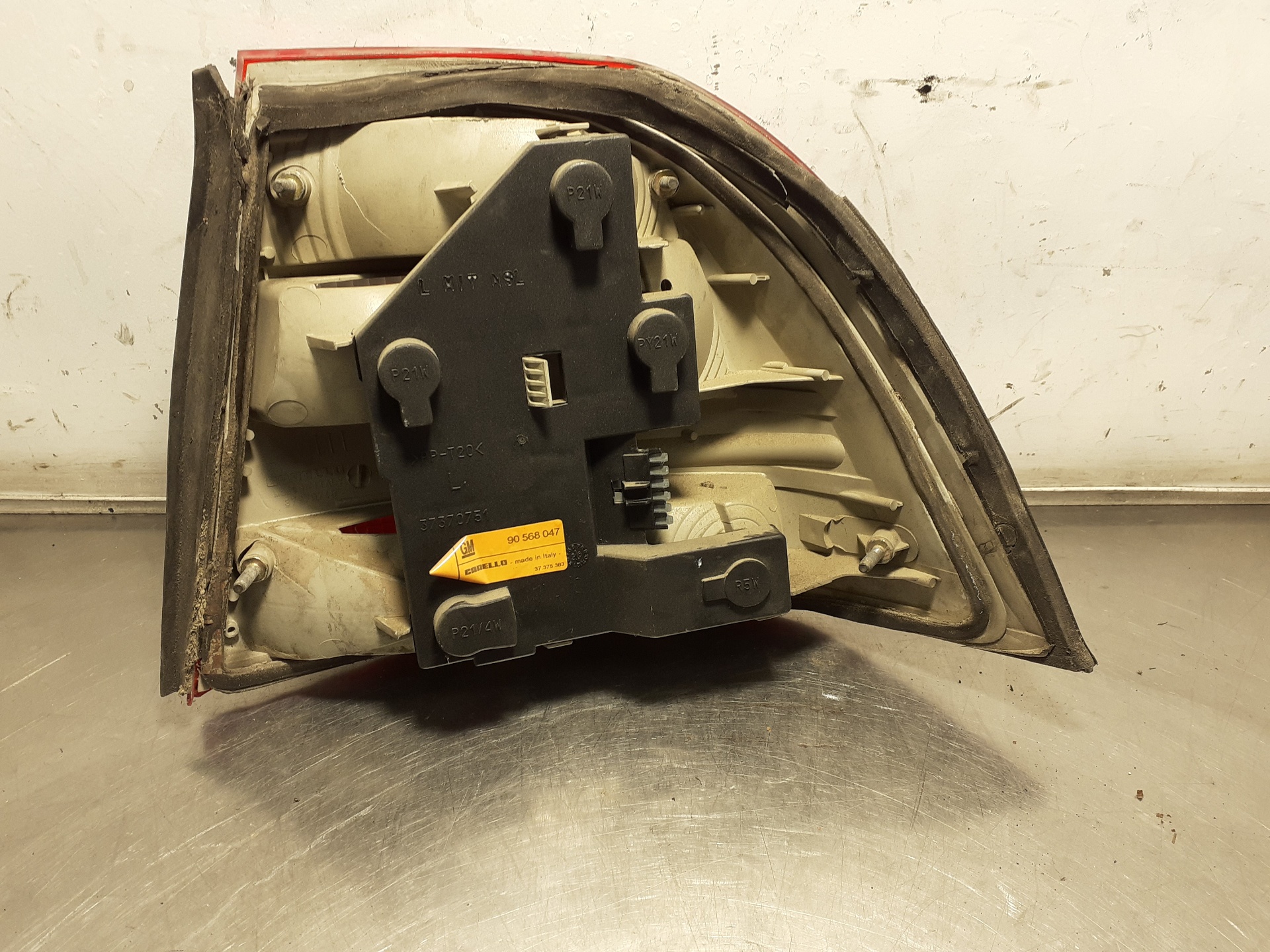 Piloto trasero izquierdo X20DTH 90568047 de Opel Vectra b hatchback (j96) 1995-0 - pieza usada