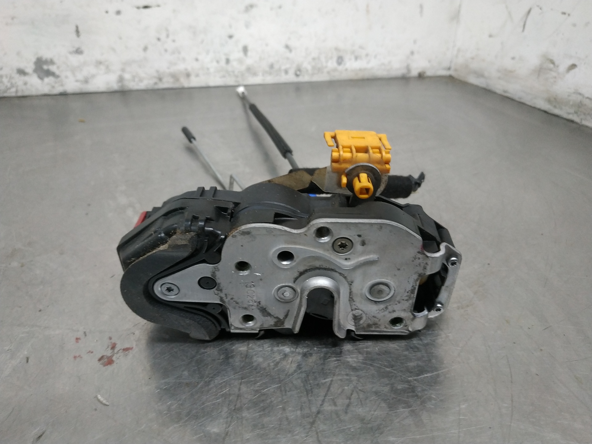 Türschloss vorne rechts A17DTS 13579523 de Opel Astra 2009-2011 - pieza usada