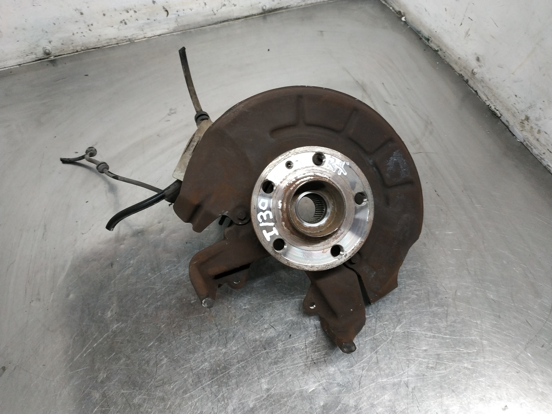 SEAT Ibiza 3 generation (2002-2008) Front Left Wheel Hub 27498487