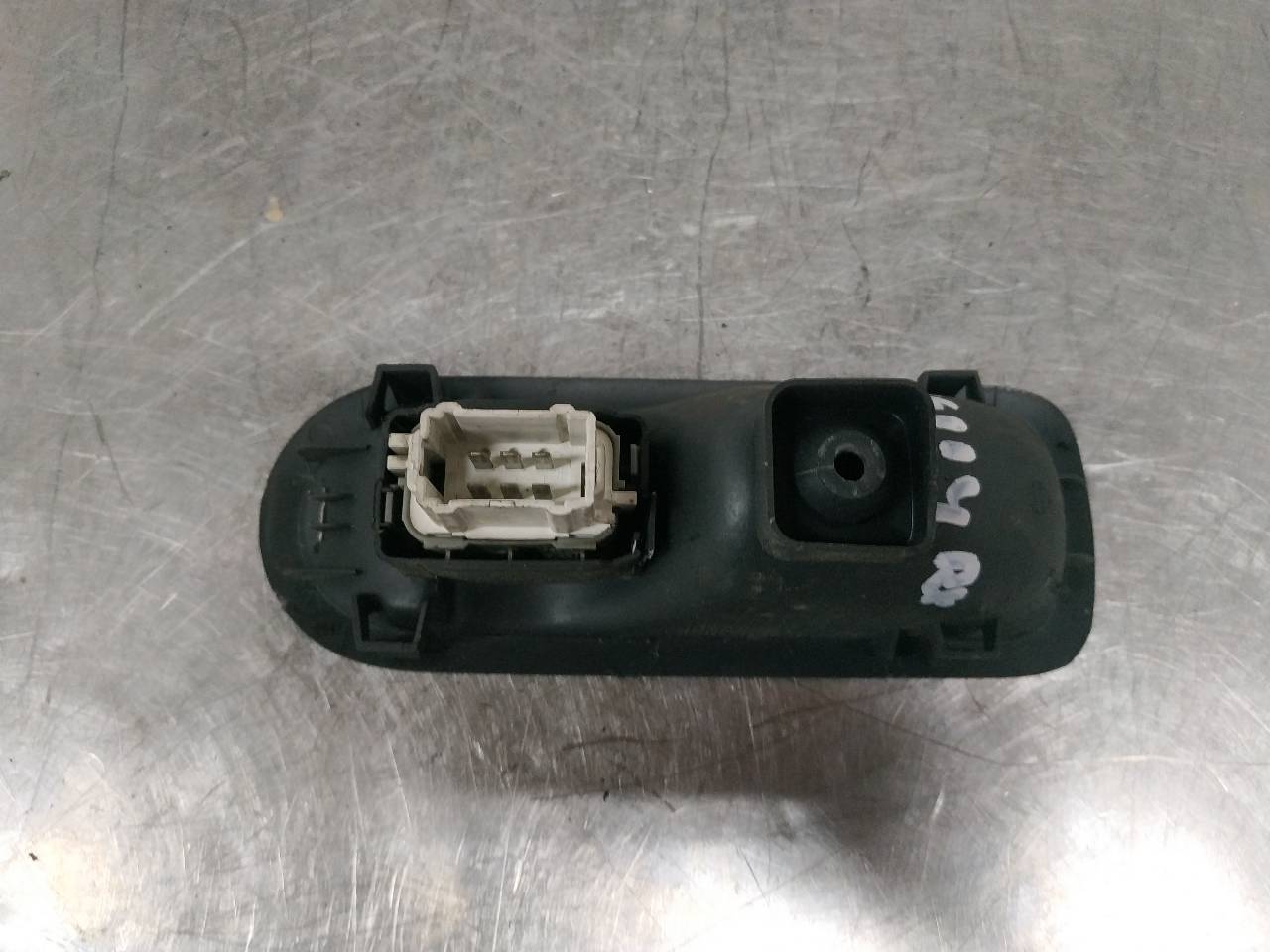 Comando do vidro tras esquerdo F9Q B8 156015540 de Renault Megane ii (bm0/1_, cm0/1_) 2002-2008 - pieza usada