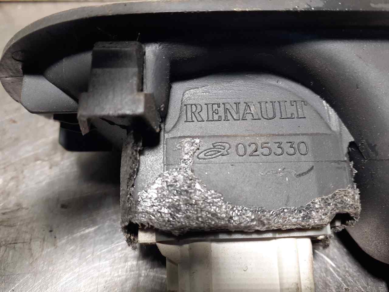 Comando do vidro tras direito K9K F7 156015540 de Renault Megane ii (bm0/1_, cm0/1_) 2002-2008 - pieza usada