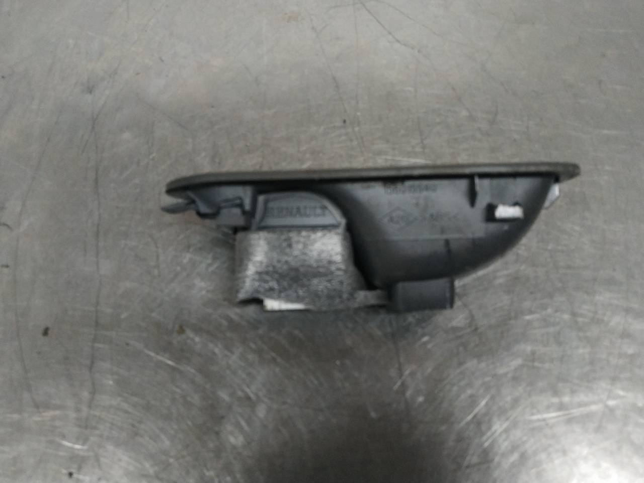 Mando elevalunas trasero derecho F9Q B8 156015540 de Renault Megane ii (bm0/1_, cm0/1_) 2002-2008 - pieza usada