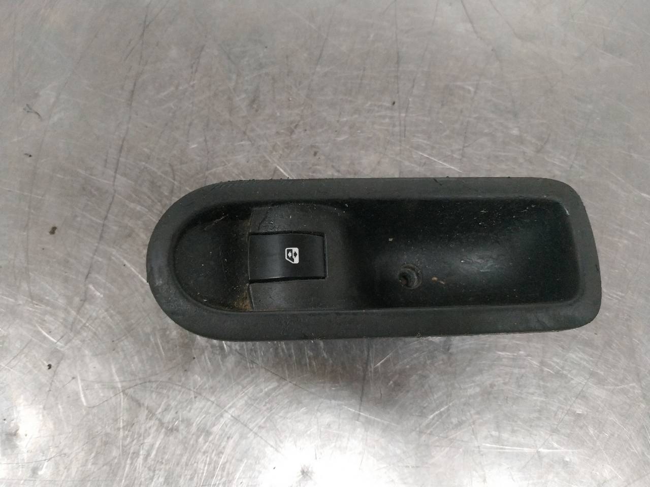 Mando elevalunas trasero derecho F9Q B8 156015540 de Renault Megane ii (bm0/1_, cm0/1_) 2002-2008