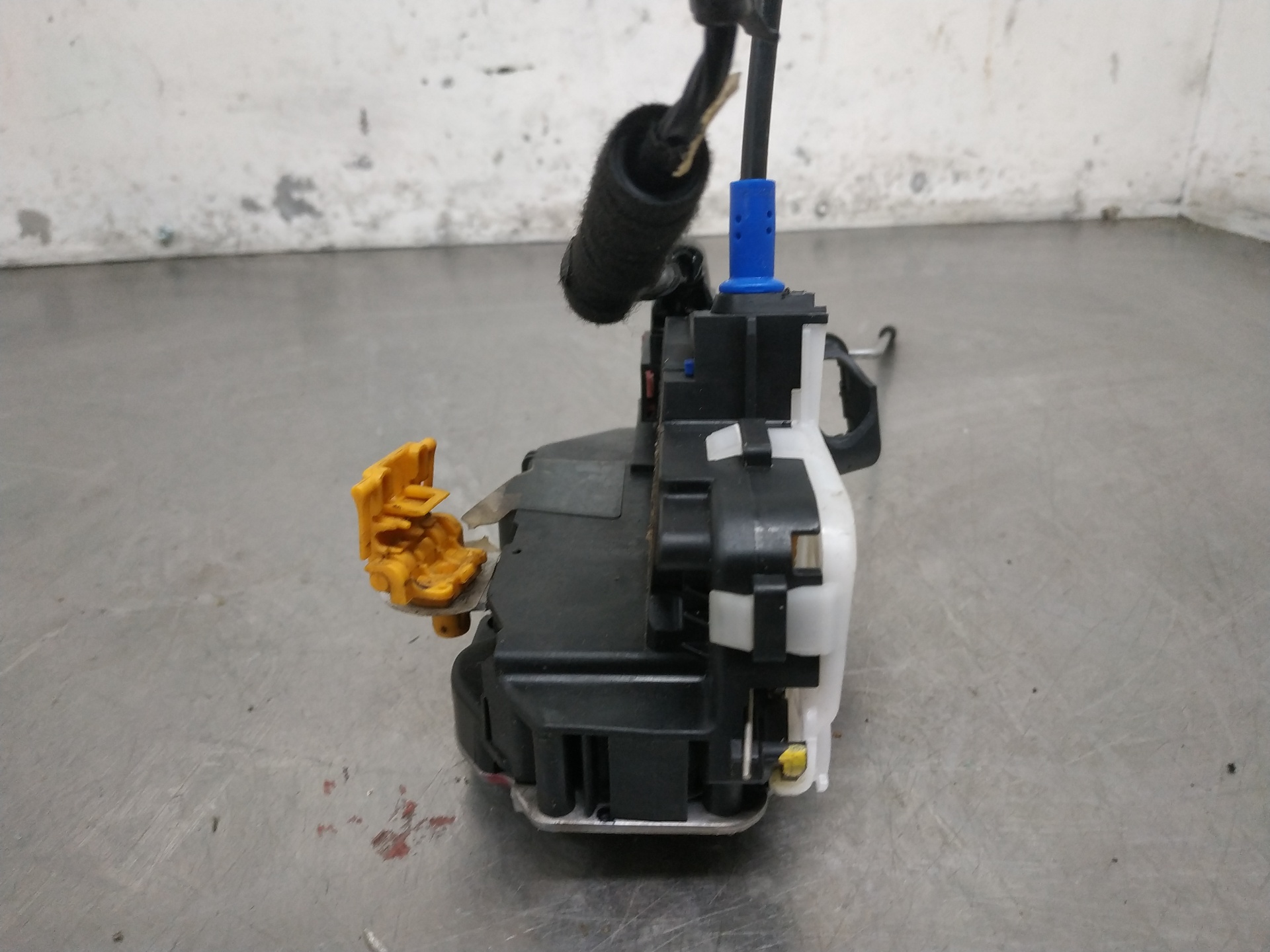 Türschloss vorne rechts A17DTS 13579523 de Opel Astra 2009-2011 - pieza usada