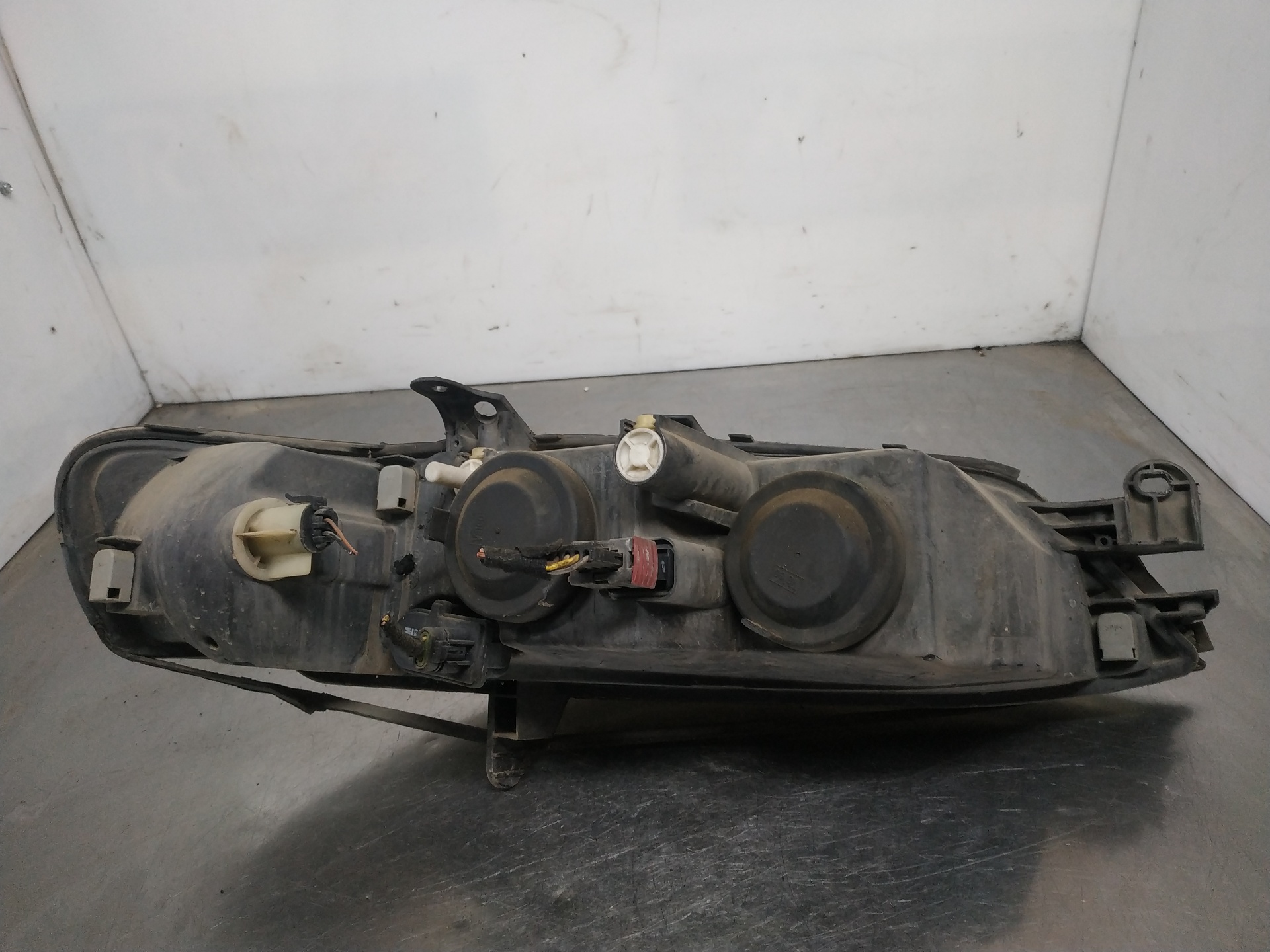 Faro izquierdo 90586844 de Opel Vectra 1995-1999 - pieza usada
