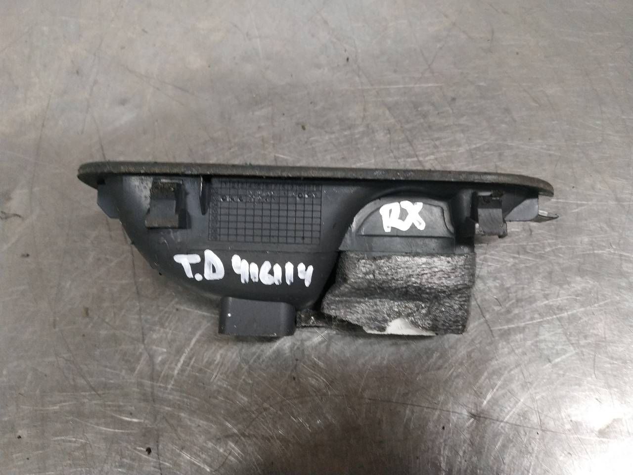Mando elevalunas trasero derecho F9Q B8 156015540 de Renault Megane ii (bm0/1_, cm0/1_) 2002-2008 - pieza usada