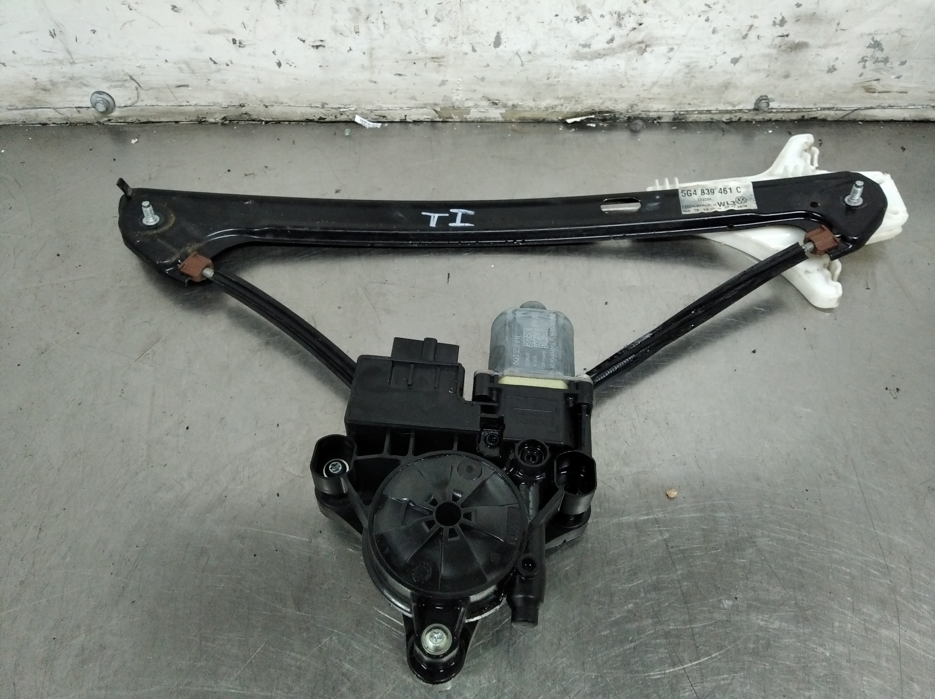 VOLKSWAGEN Variant VII TDI (2014-2024) Rear left door window lifter 5G4839461C 19182387