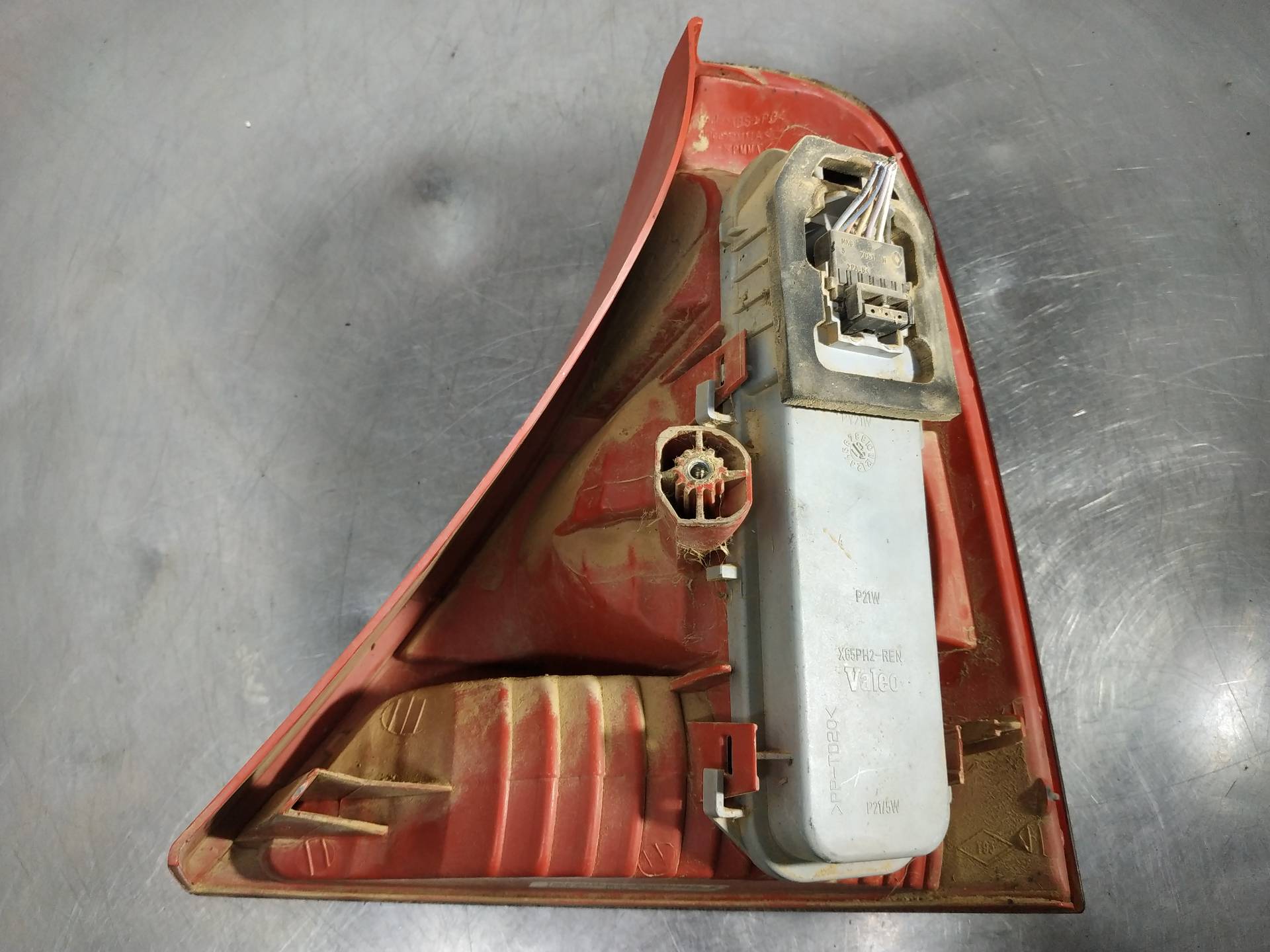 Pisca tras esquerdo 8200071413 de Renault Clio ii (bb_, cb_) 2004-0 - pieza usada