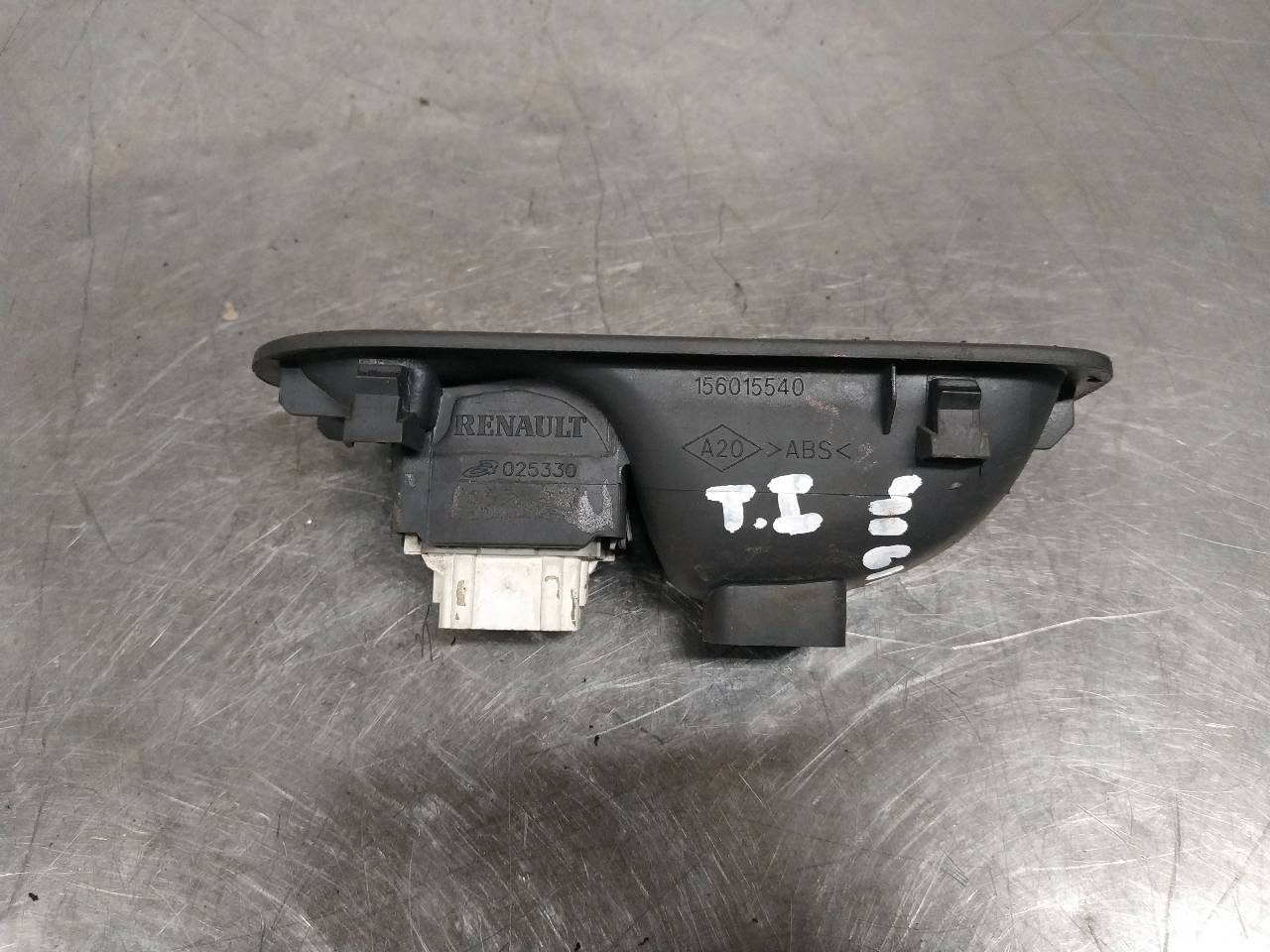 Comando do vidro tras esquerdo F9Q B8 156015540 de Renault Megane ii (bm0/1_, cm0/1_) 2002-2008 - pieza usada