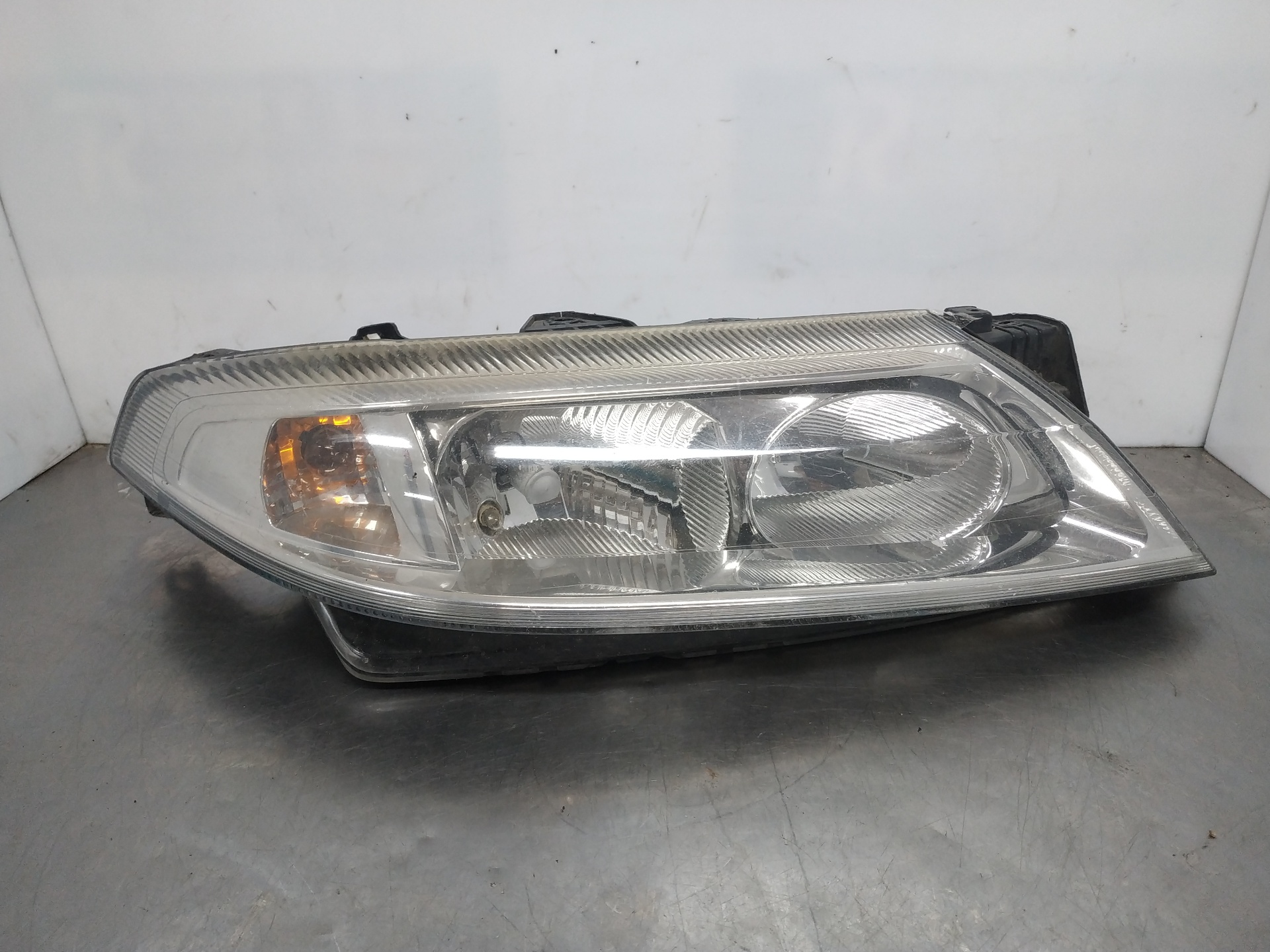 Headlamp rh F9Q D6 8200002847 de Renault Laguna ii (bg0/1_) 2001-2007 - pieza usada