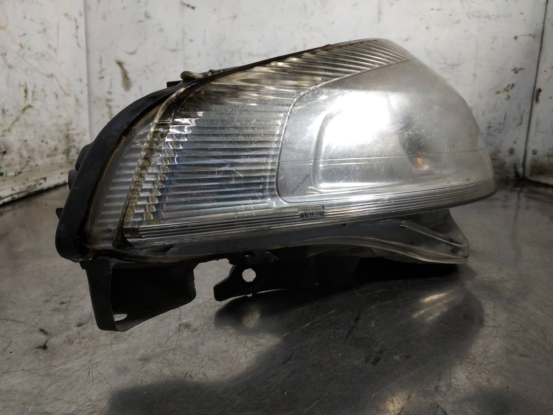 Headlamp rh F9Q750,F9Q670,F9Q674,F9Q C7 7701048931 de Renault Laguna ii 2001-2003 - pieza usada