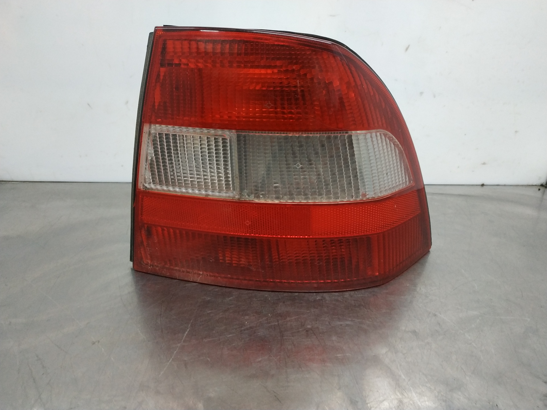 Scheinwerfer hinten rechts 90568049 de Opel Vectra 1995-2002 - pieza usada