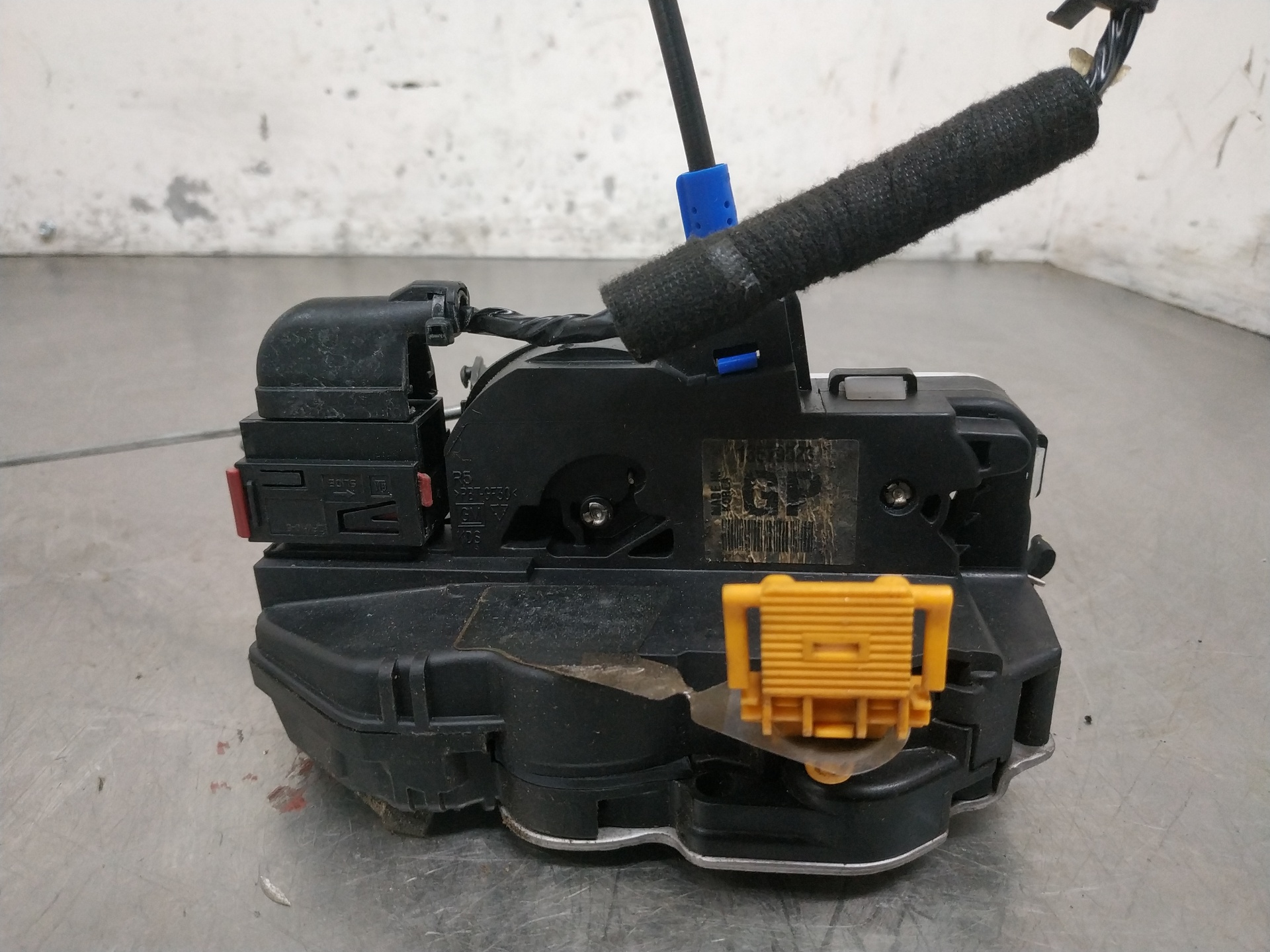 Türschloss vorne rechts A17DTS 13579523 de Opel Astra 2009-2011 - pieza usada