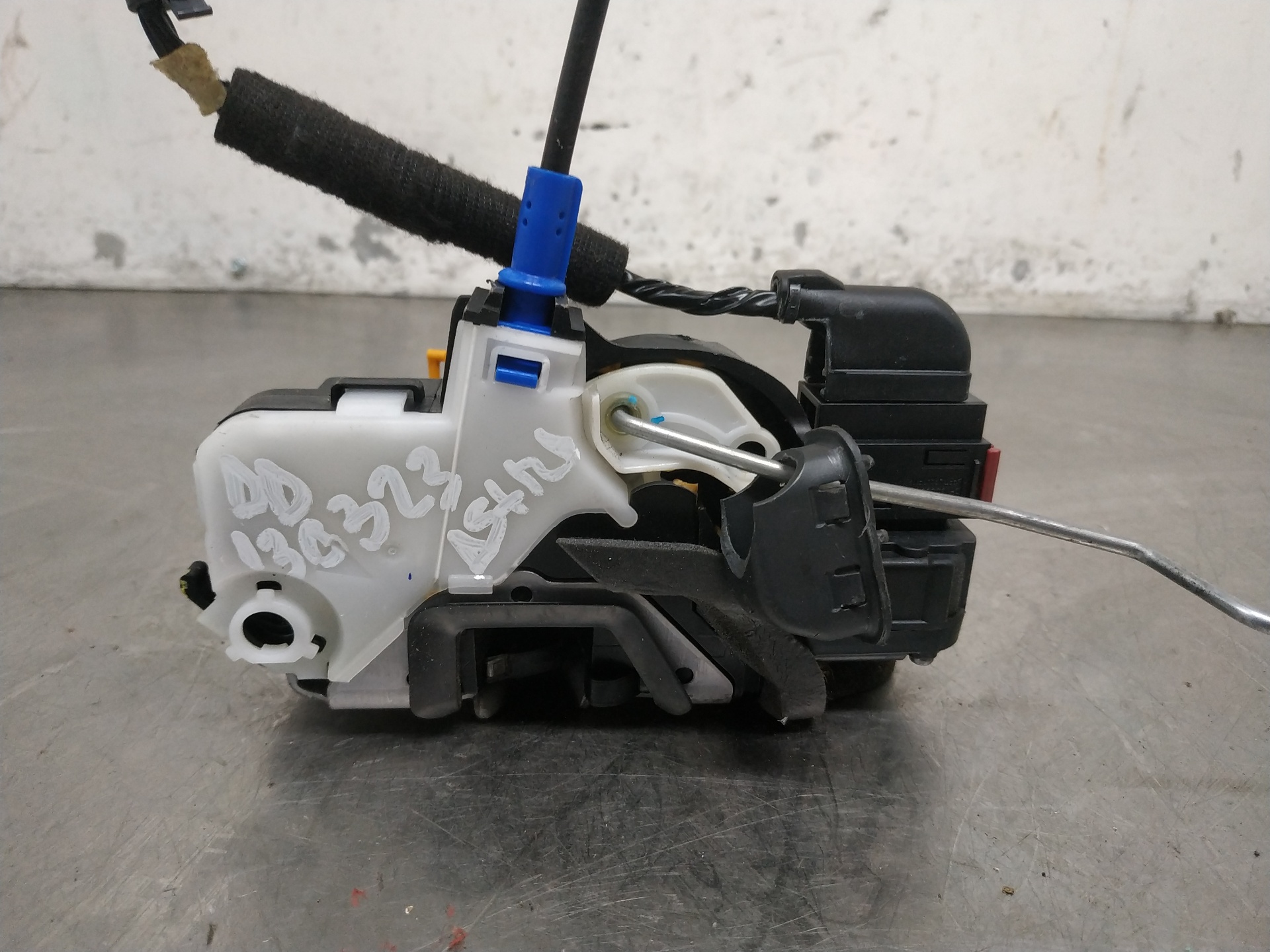 Türschloss vorne rechts A17DTS 13579523 de Opel Astra 2009-2011 - pieza usada