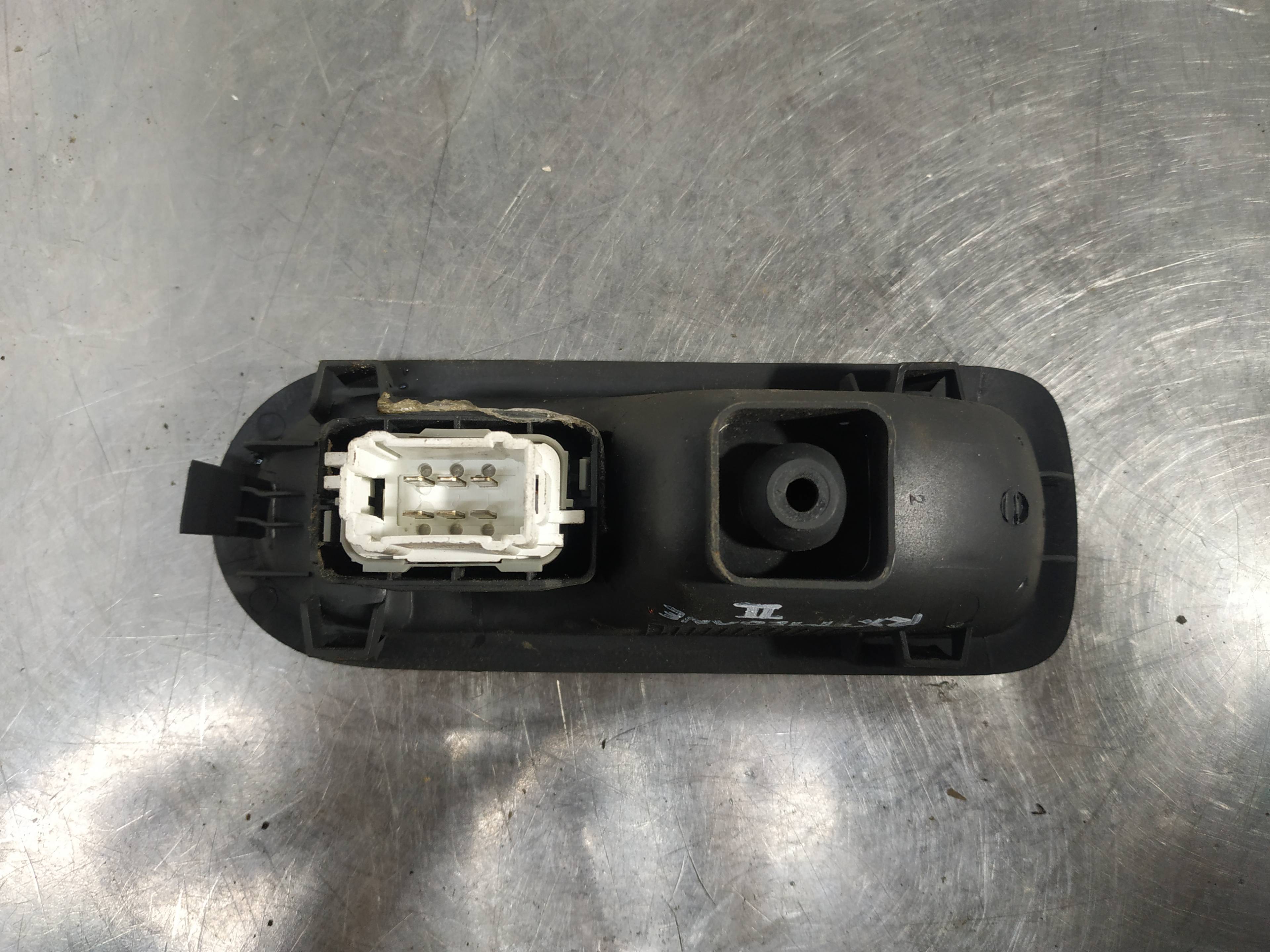 Mando elevalunas trasero izquierdo 156015540 de Renault Megane ii 2002-2009 - pieza usada
