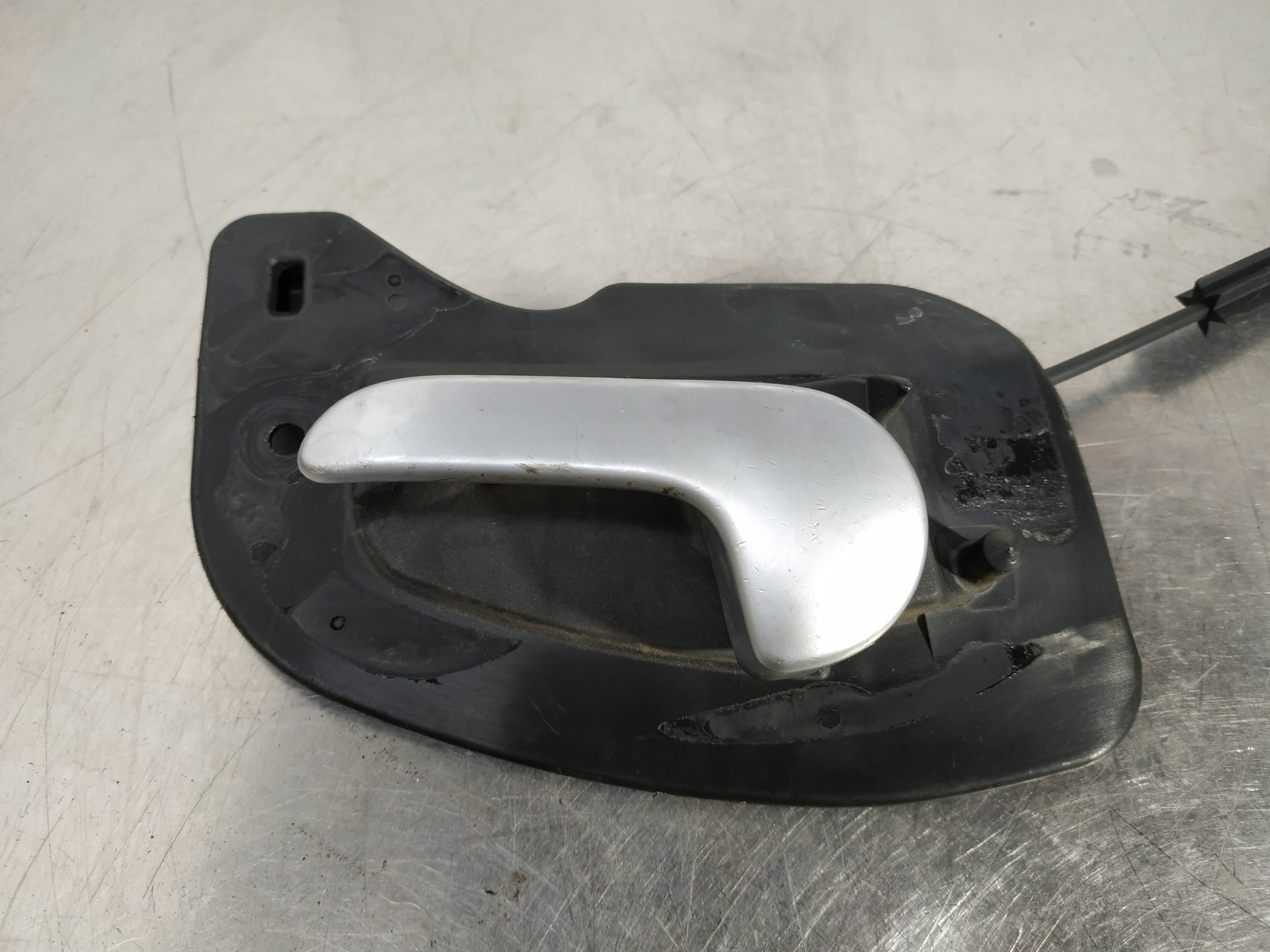 Puxador interior frente esquerdo Z13DT 316053479 de Opel Corsa 2003-0 - pieza usada