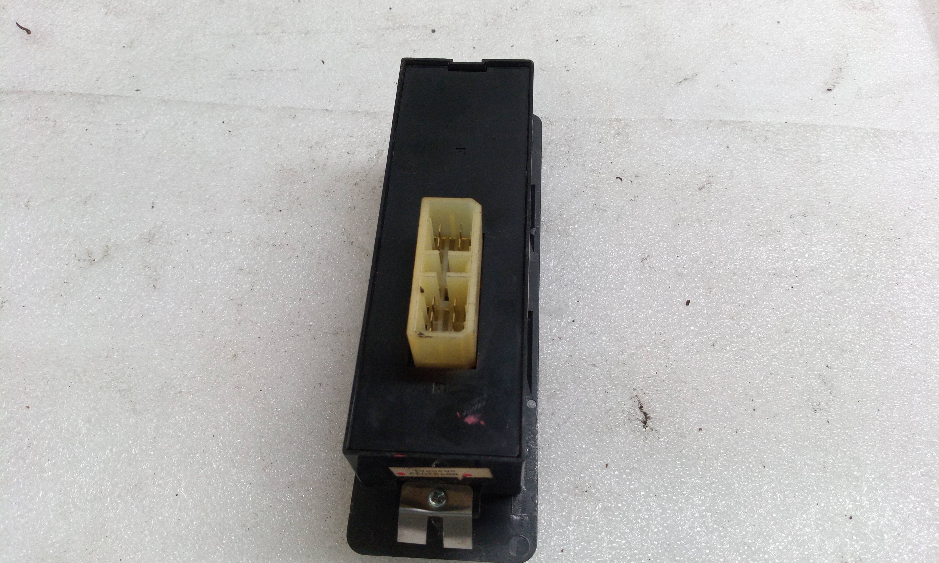 Mando elevalunas delantero izquierdo L13A1 MB782039 de Honda Jazz ii (gd_, ge3, ge2) 2002-2008 - pieza usada