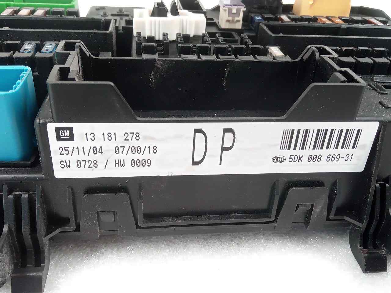 OPEL Astra J (2009-2020) Fuse Box 13181278 21628099