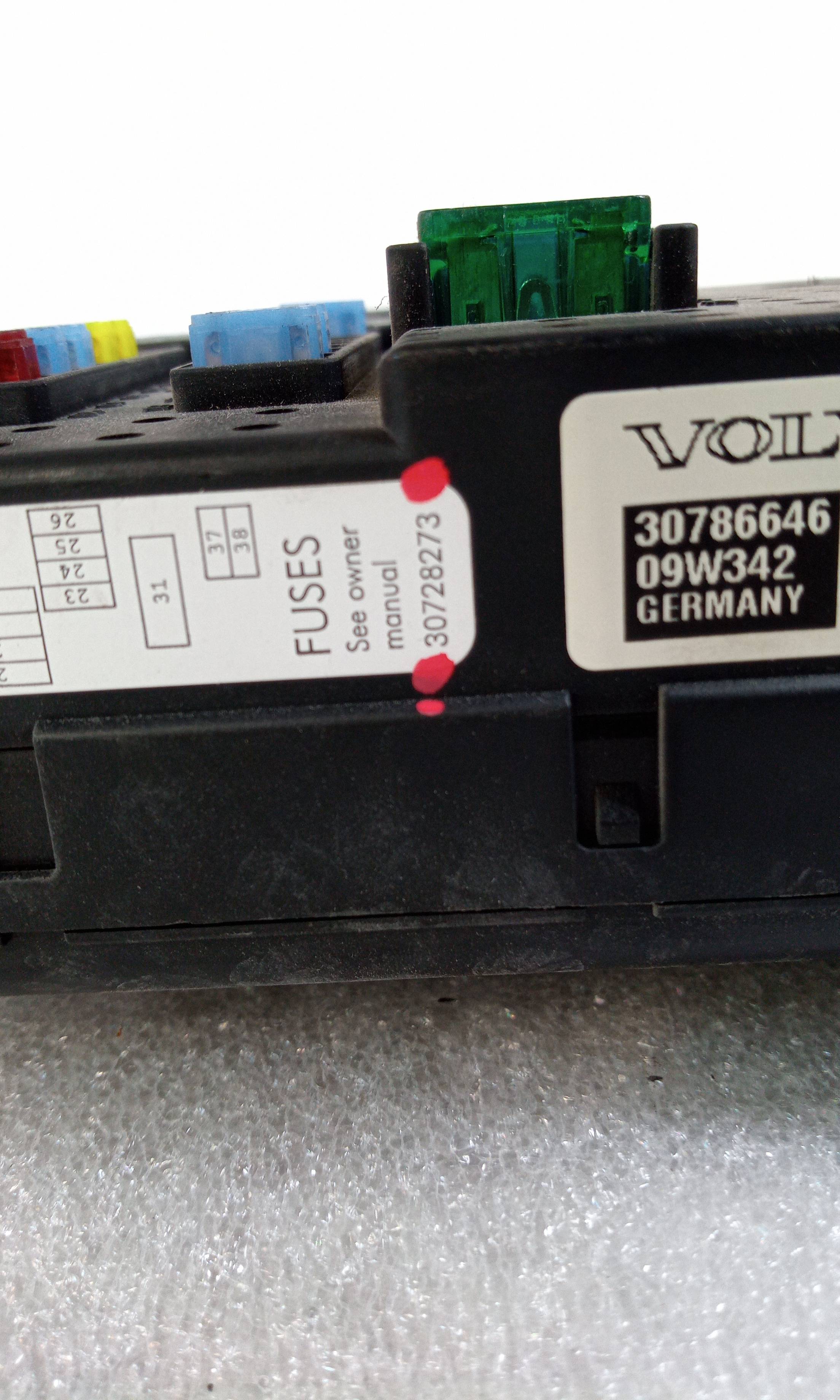 Fuse box D5244T4 30728273 de Volvo Xc90 i (275) 2002-2006 185 CV con 227000 km - pieza usada