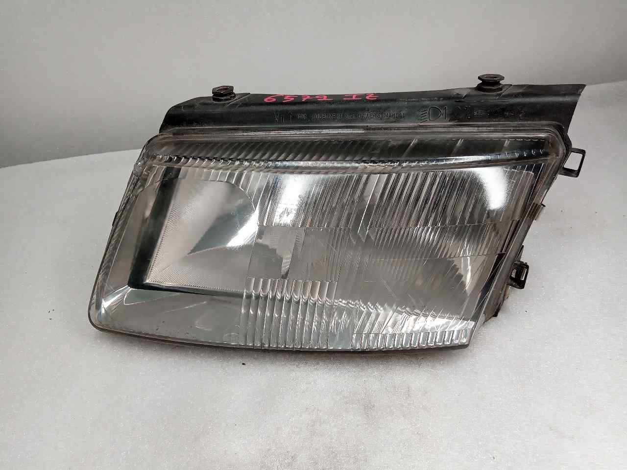 VOLKSWAGEN Passat B5 (1996-2005) Front Left Headlight 14742500 25320548