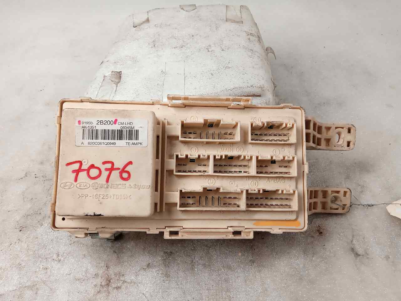 HYUNDAI Santa Fe CM (2006-2013) Fuse Box 919502B200 24854223