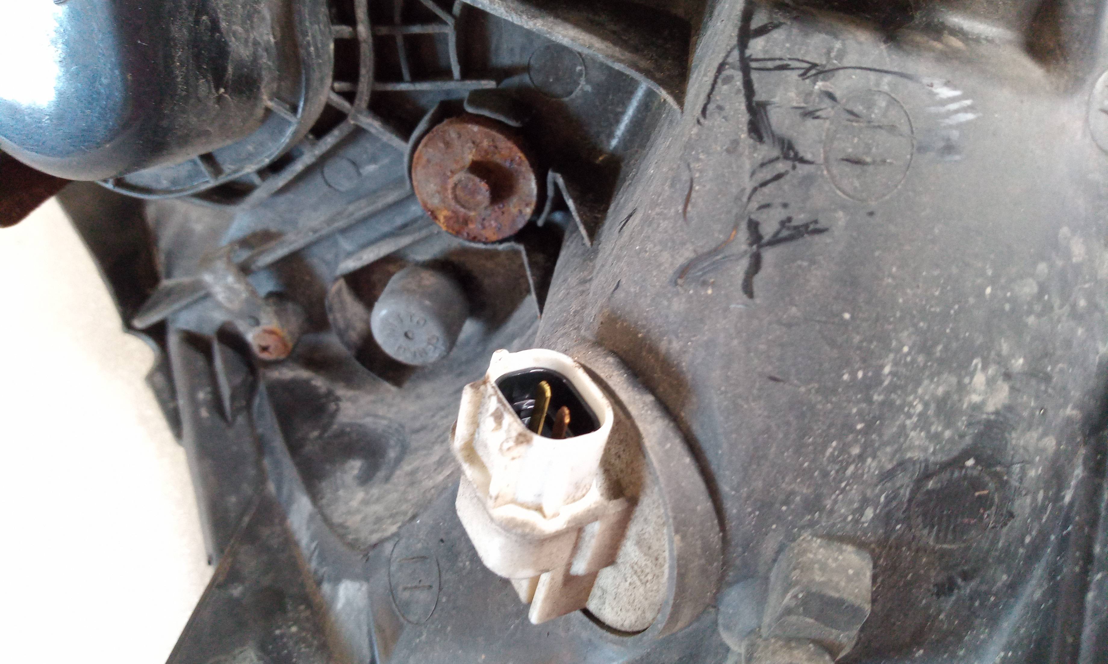 Faro izquierdo D4FA 010200999000 de Hyundai Accent iii sedán (mc) 2005-2010 - pieza usada