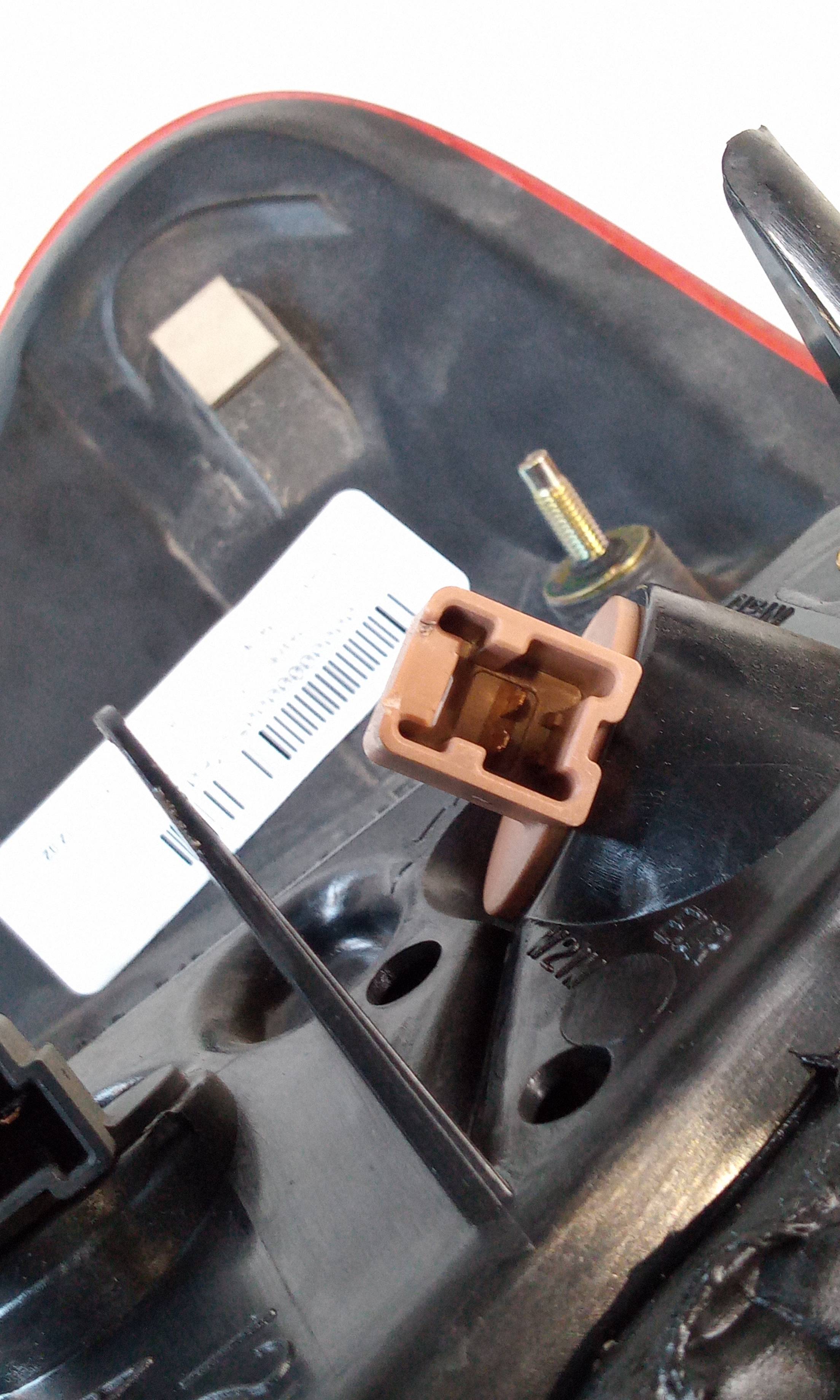 Piloto trasero derecho QC15 9673 de Nissan Almera (n16/e) 2002-2004 - pieza usada