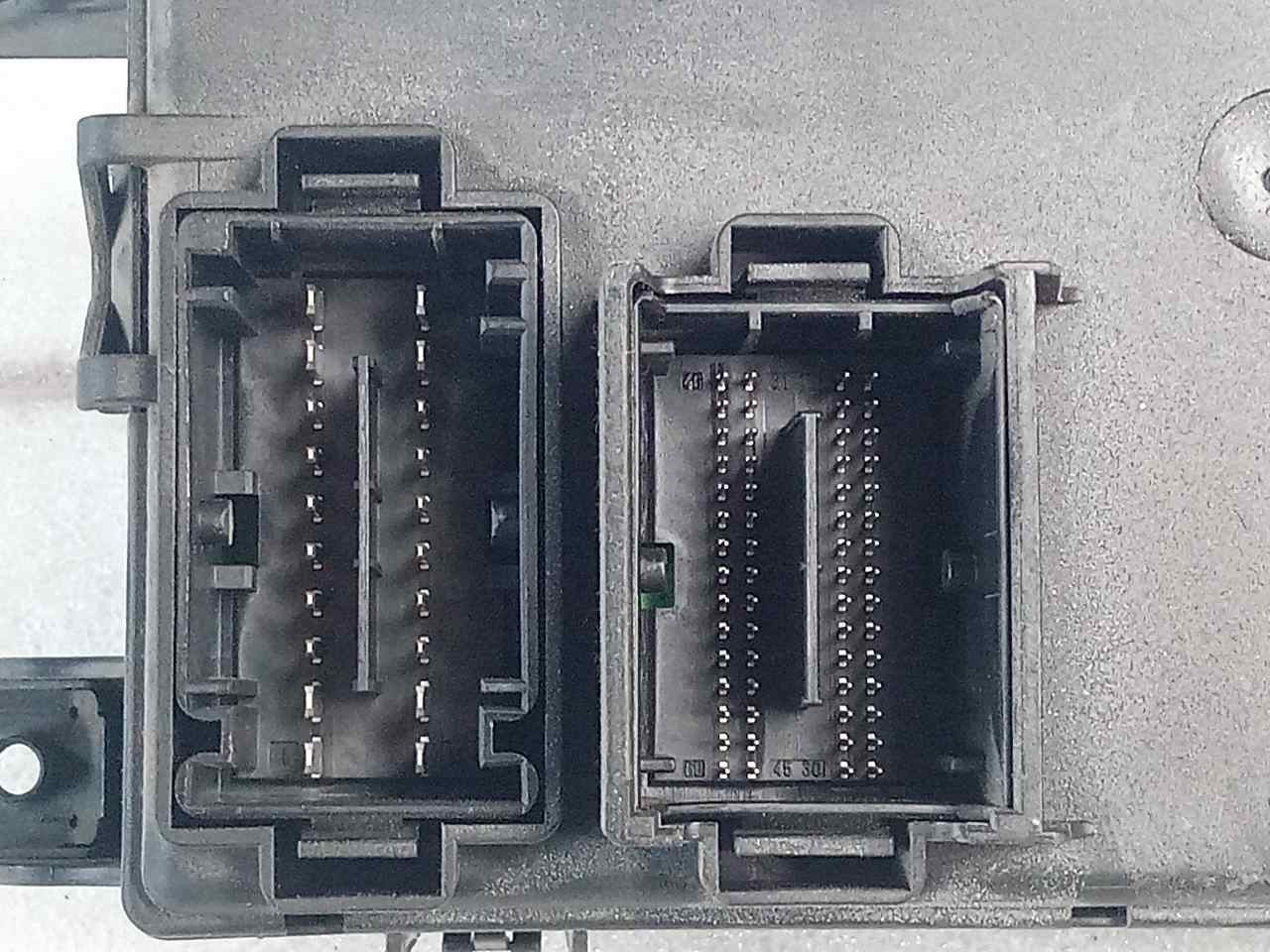 Caja de relés / fusibles 13142241 de Ford Mondeo iii sedán (b4y) 2000-2007 - pieza usada