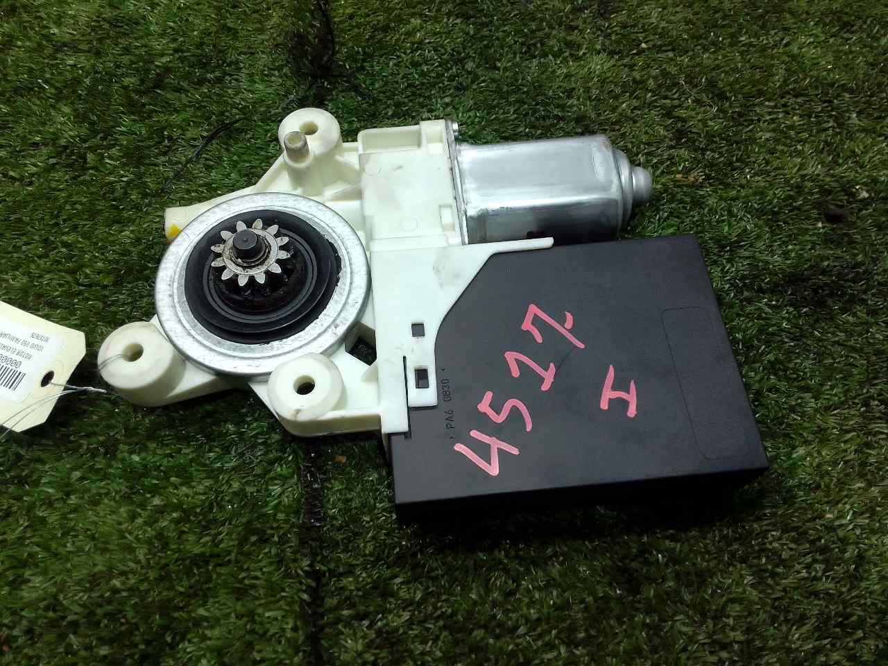 VOLVO V50 1 generation (2003-2012) Moteur de lève-vitre de porte avant gauche 30737675 20052229