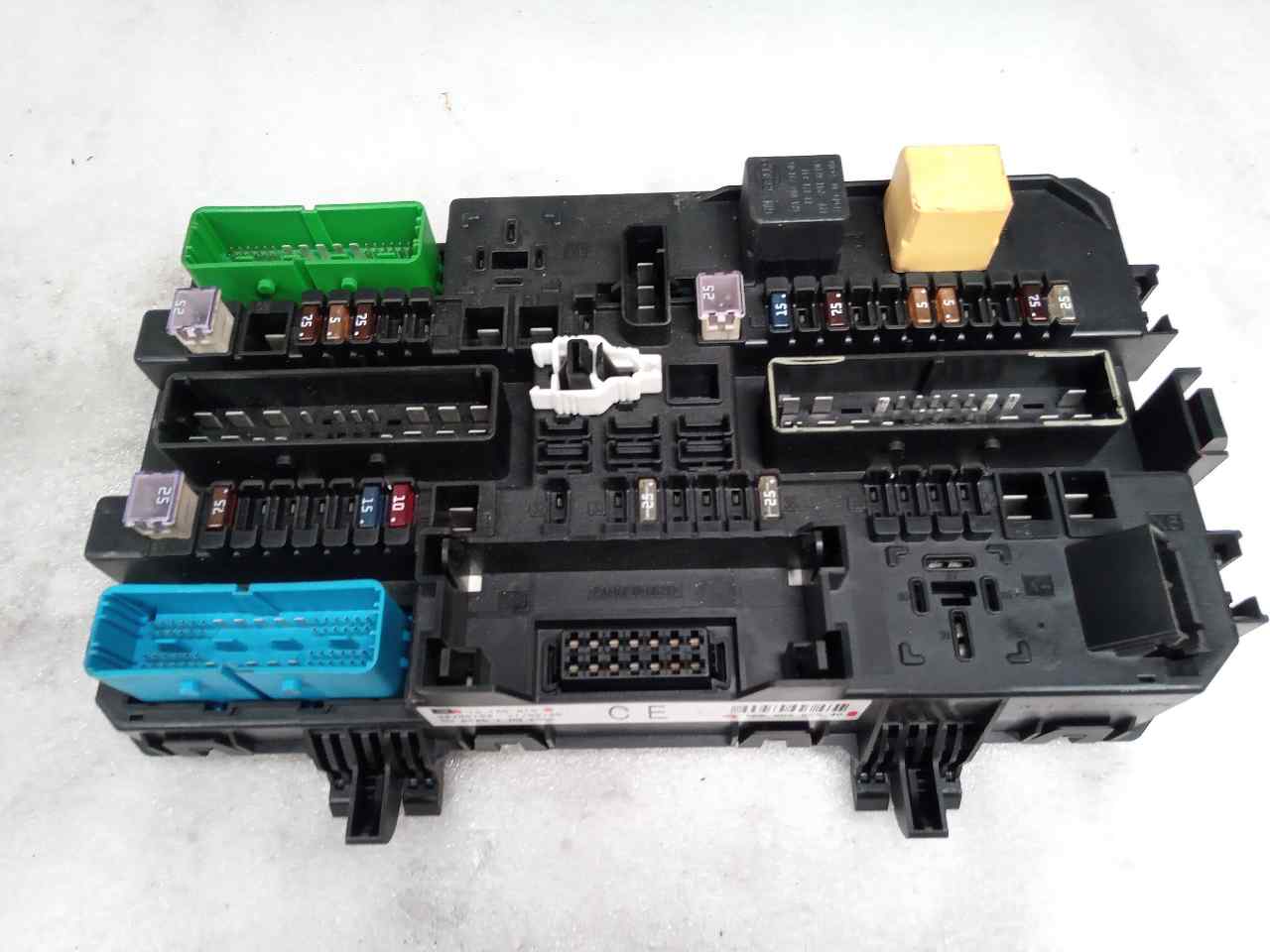 Caja de relés / fusibles 13145018 de Opel Astra h station wagon (a04) 2004-2010 140 CV - pieza usada
