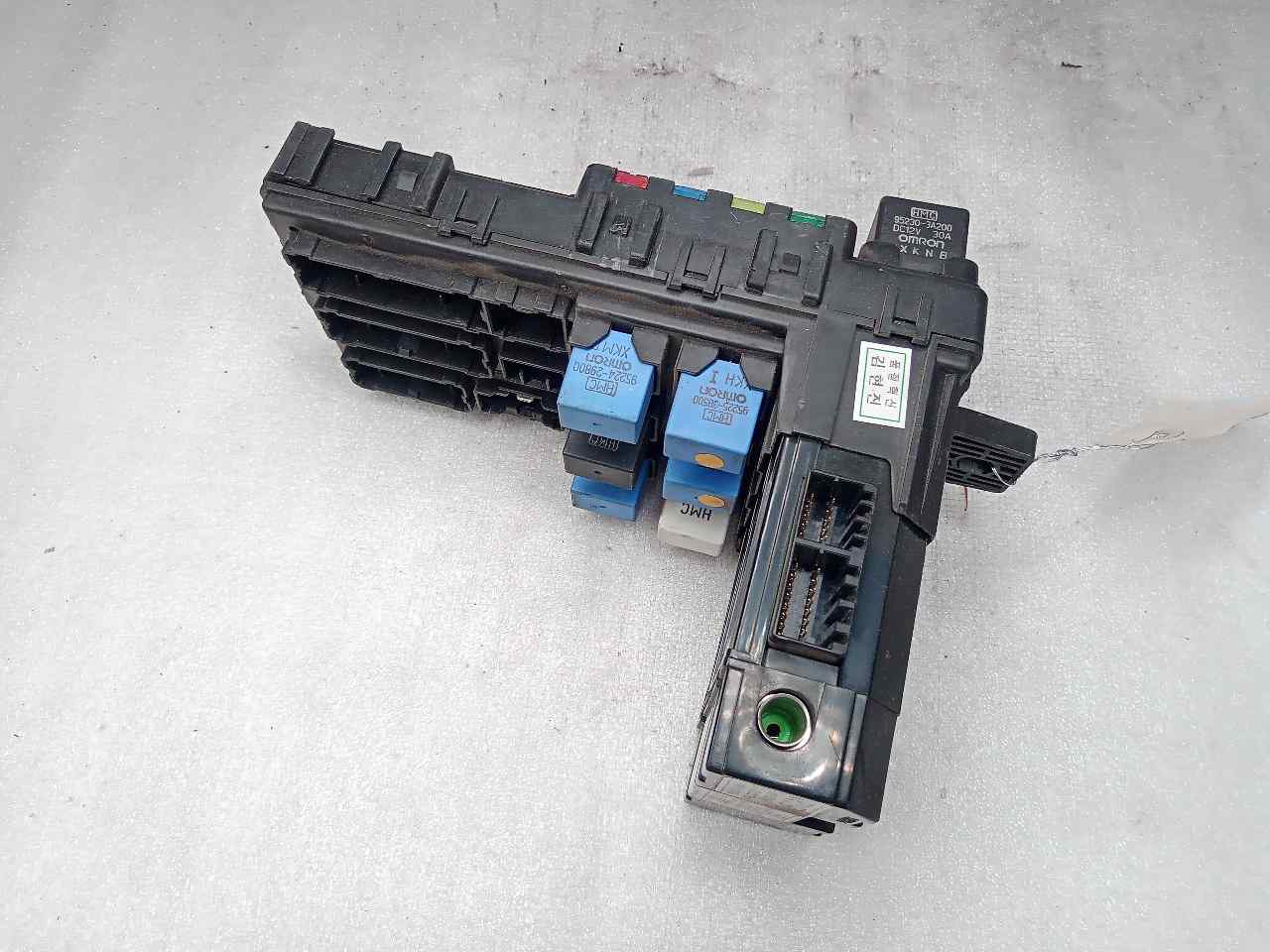 Caja de relés / fusibles D4EA 9540026500 de Hyundai Santa fé i (sm) 2001-2006 113 CV - pieza usada